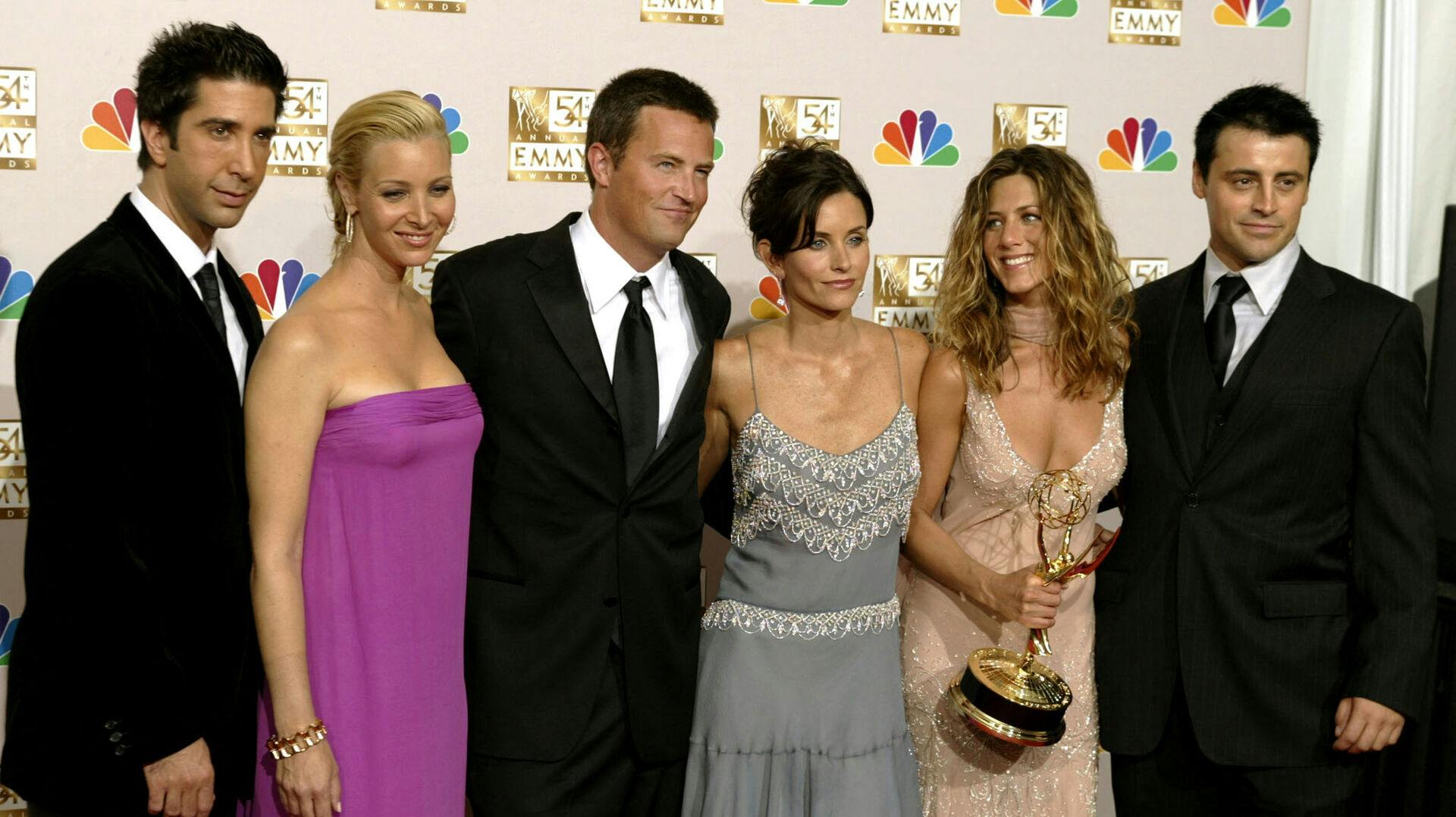 Hverken David Schwimmer, Lisa Kudrow, Courteney Cox, Jennifer Aniston eller Matt LeBlanc har reageret på Matthew Perrys død.