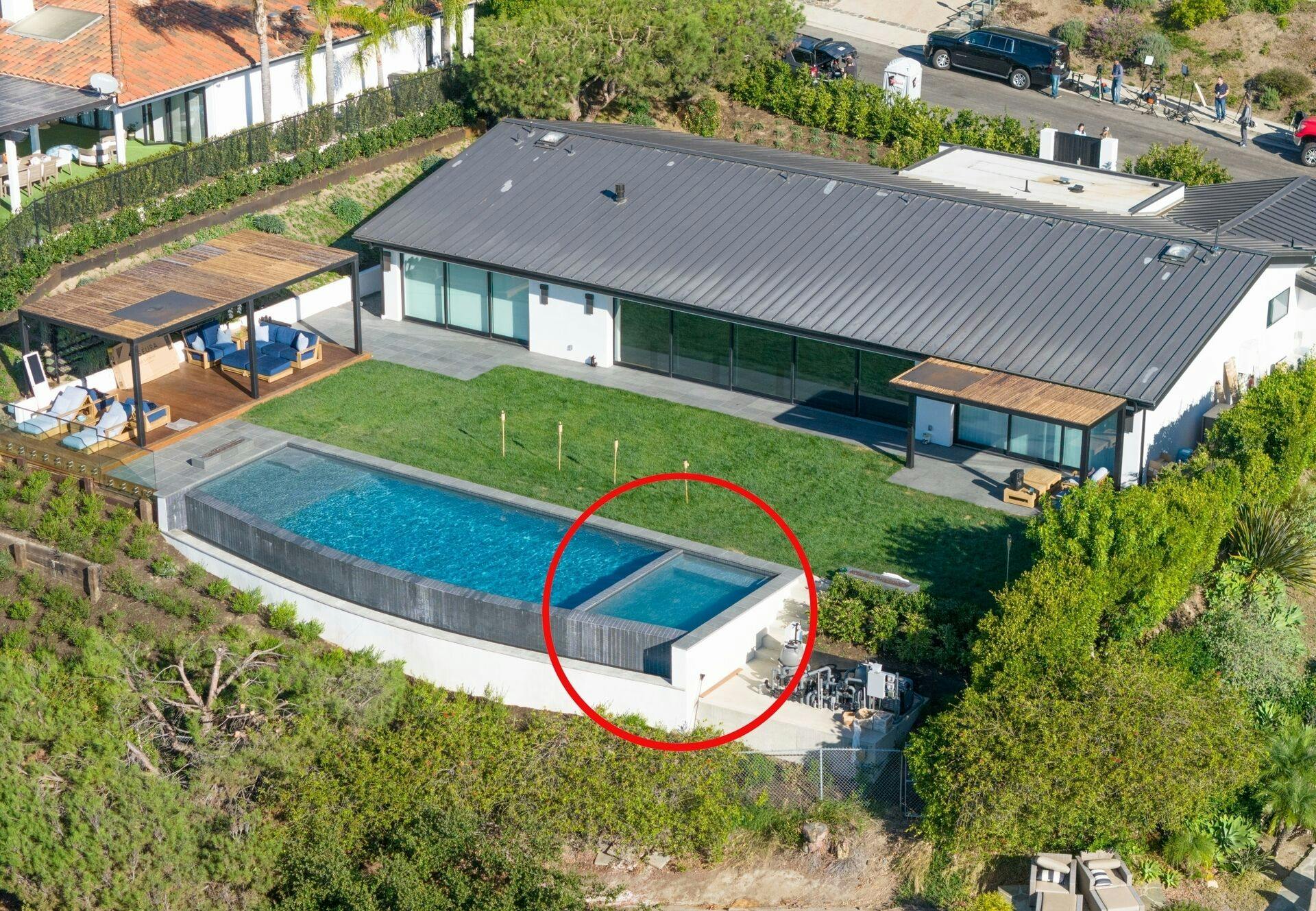 Det var i dette milliondyre hjem i Pacific Palisades, Los Angeles, at Matthew Perry døde.