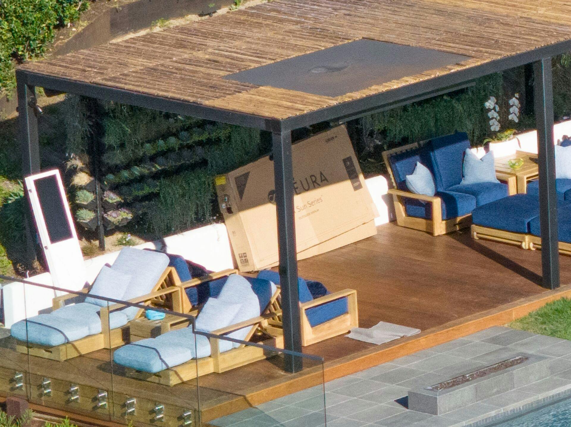 Ved siden af poolen stod en tom papkasse fra det tv, som stjernen netop havde købt.