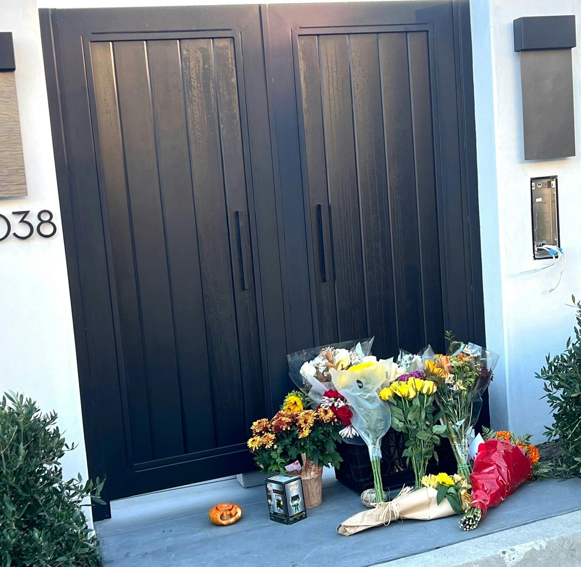 Blomster pryder hoveddøren ind til Matthew Perrys hjem.