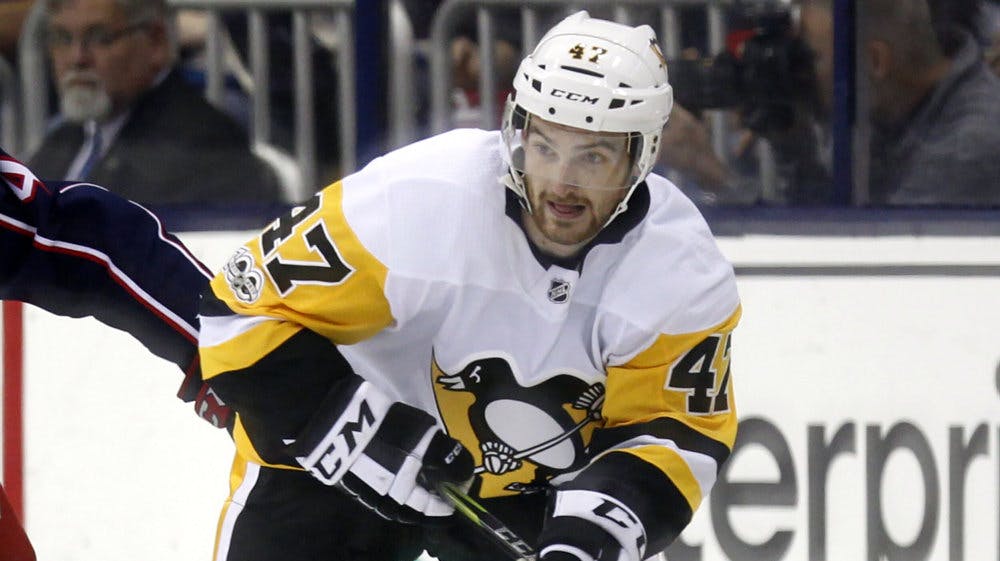 Adam Johnson døde efter et voldsomt sammenstød i en kamp i den engelske ishockeyliga. Han har tidligere været en del af truppen hos NHL-holdet Pittsburgh Penguins.