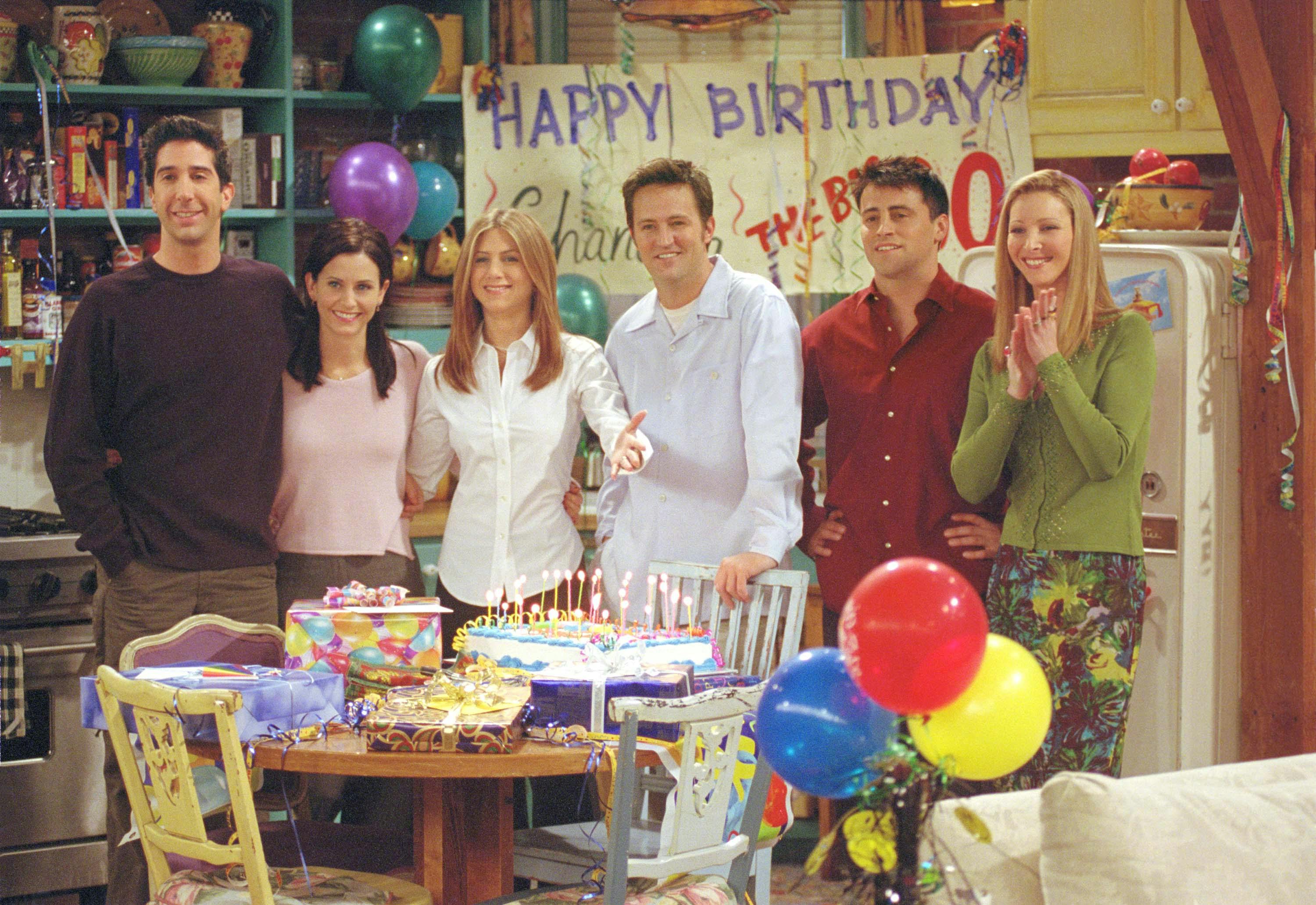 David Schwimmer, Courteney Cox, Jennifer Aniston, Matt LeBlanc og Lisa Kudrow har i skrivende stund ikke udtalt sig om Matthew Perrys død.