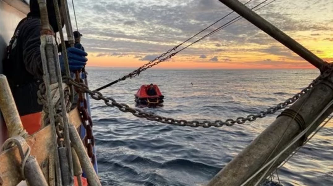 En mand har mod alle odds overlevet 14 dage til søs. 