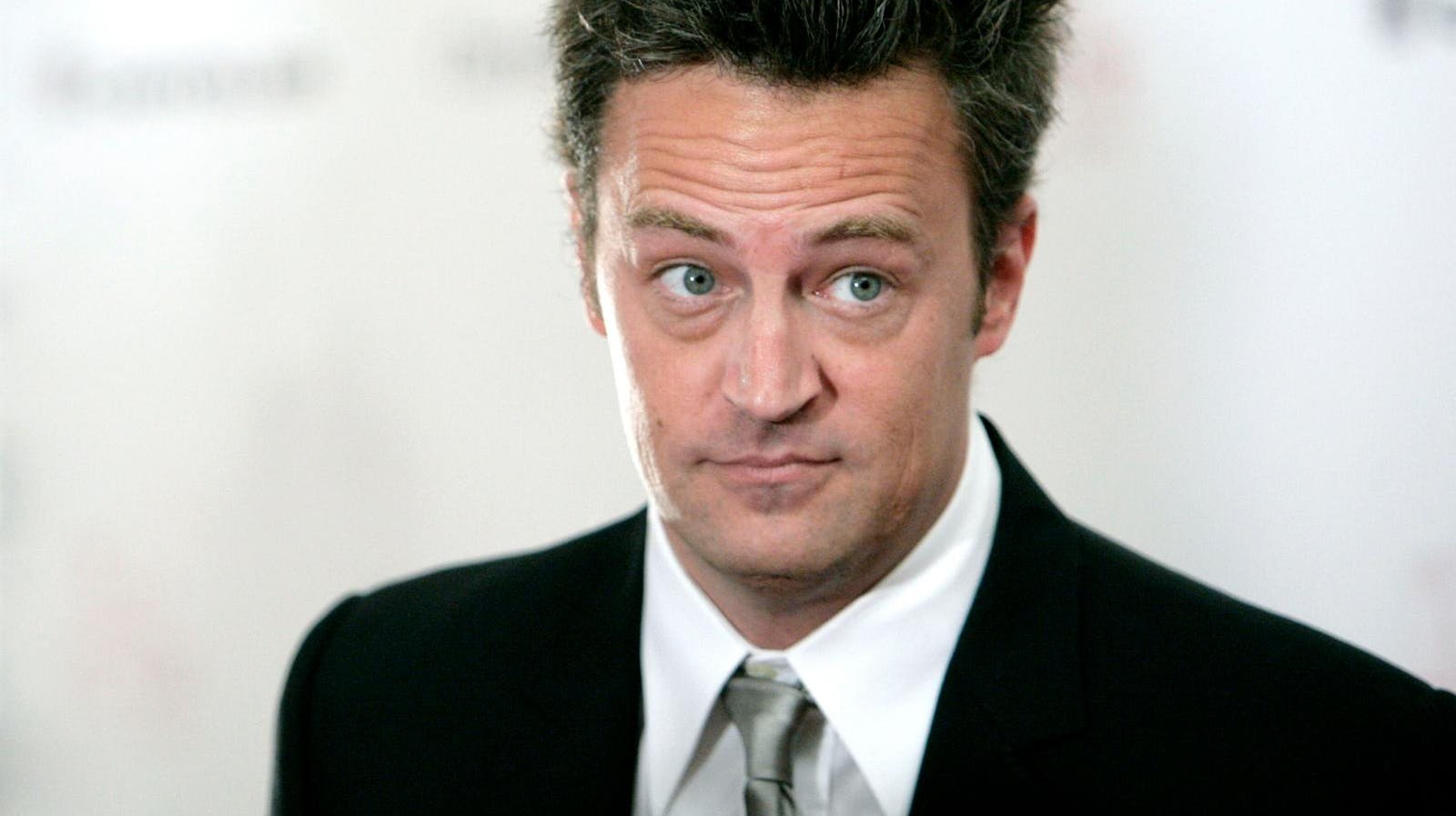 Fem år før sin død lå Matthew Perry i koma, og lægerne gav ham blot to procent chance for at overleve. Dengang snød han døden – men det varede desværre ikke evigt.