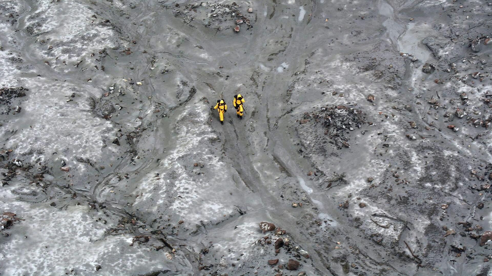 Billede af redningsmandskab på White Island efter vulkanudbruddet i december 2019, der kostede 22 livet.
