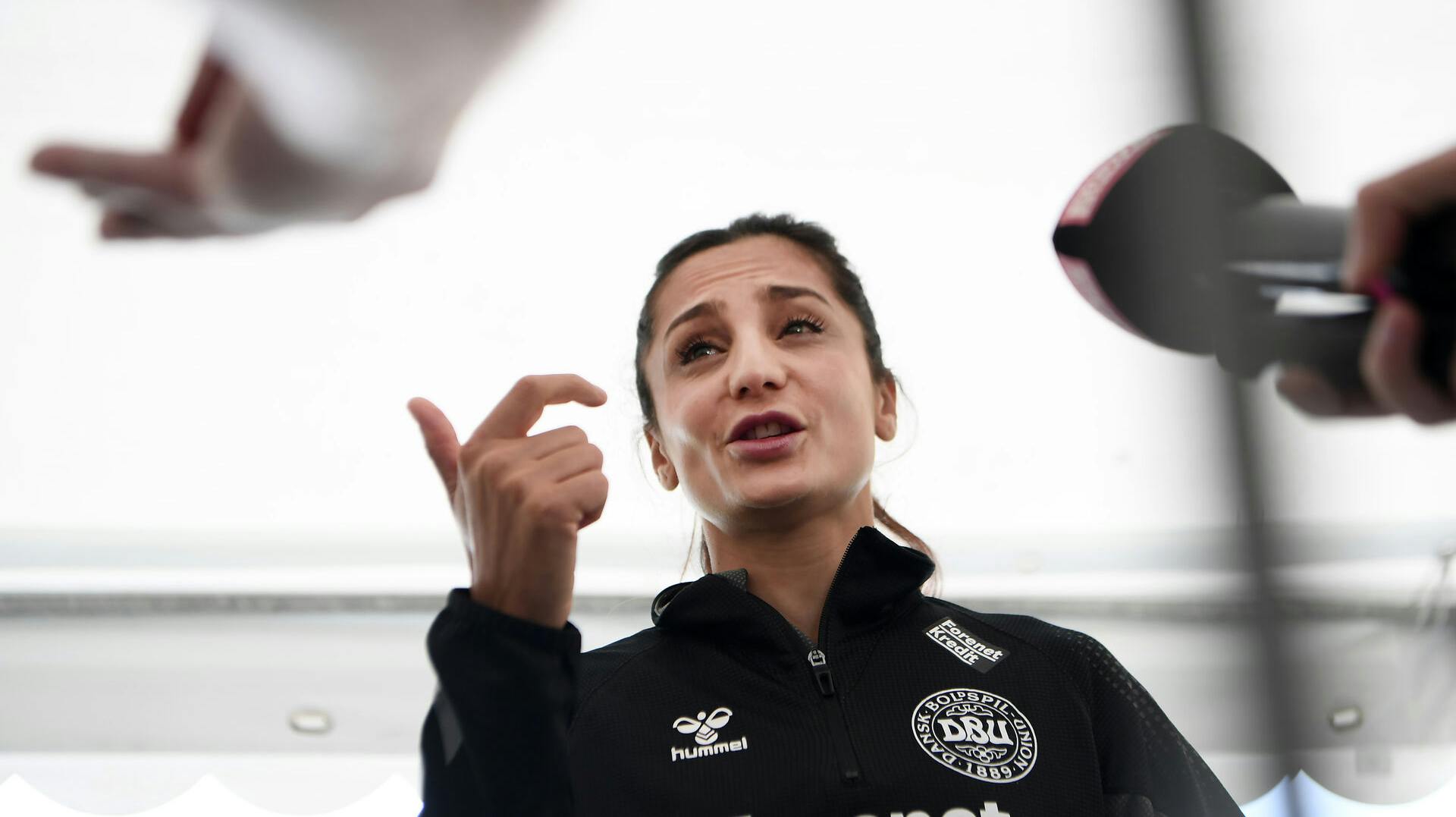 Nadia Nadim starter ikke inde i tirsdagens landskamp mod Wales.