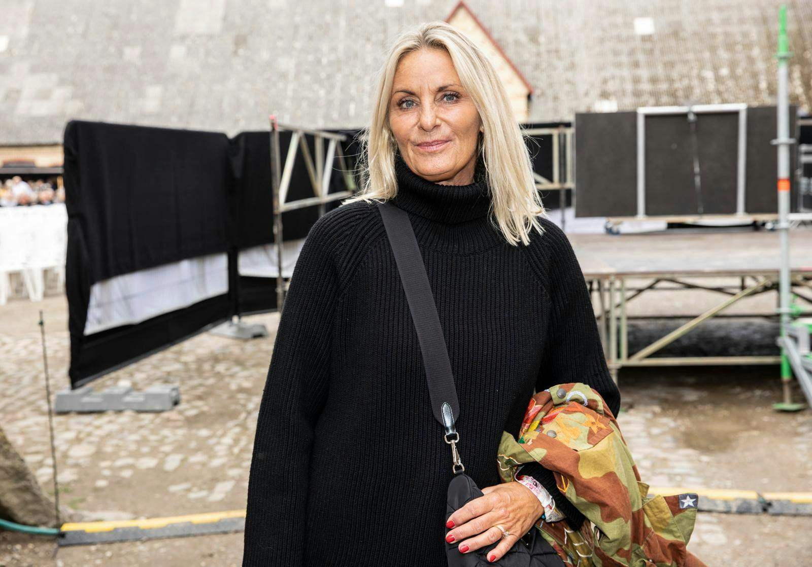 – Nu kan jeg heldigvis mærke mig selv. Hidtil har jeg ikke følt andet end den kæmpe sorg (...), siger Tine Høgh, 59, til SØNDAG.