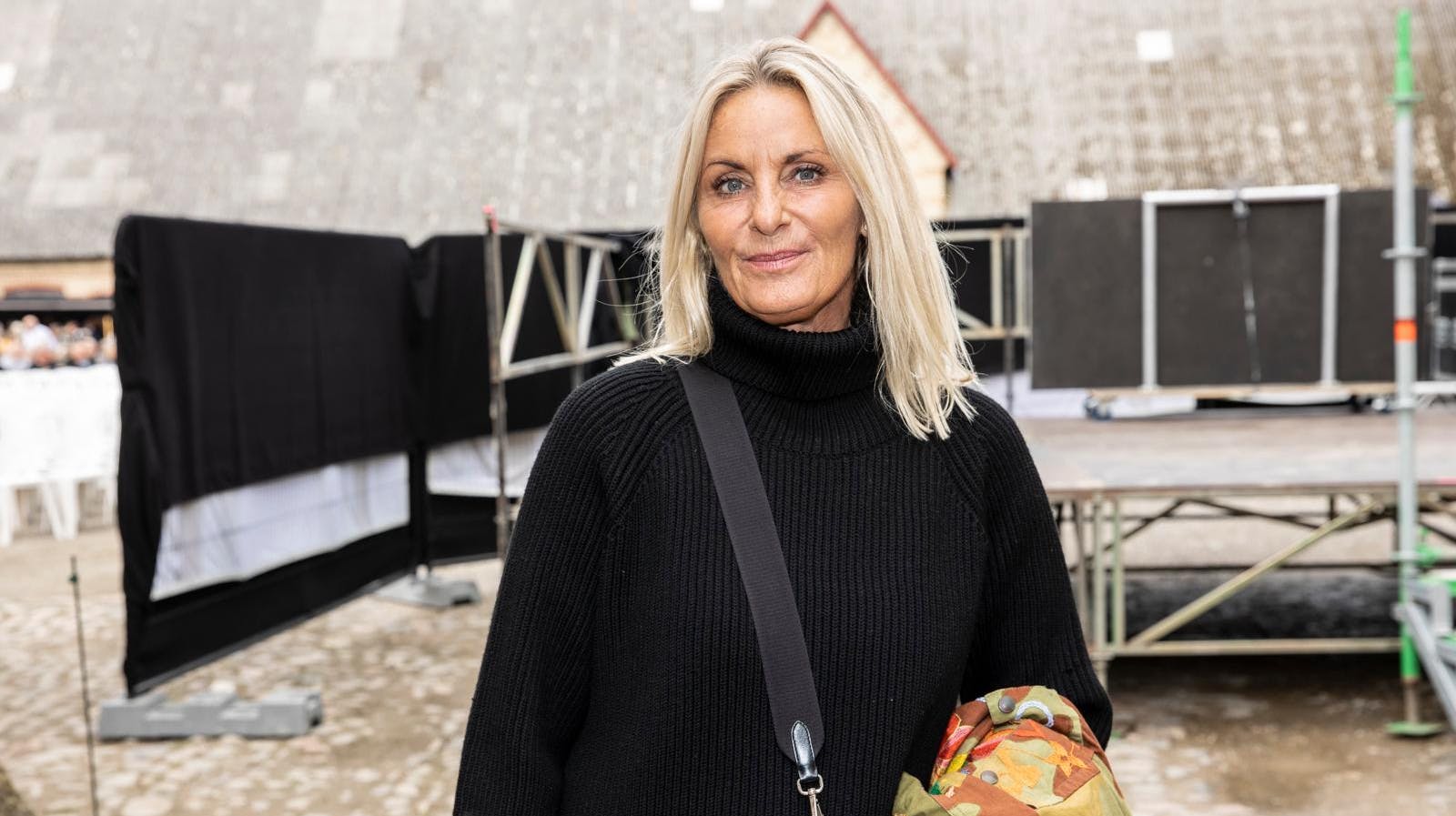 – Nu kan jeg heldigvis mærke mig selv. Hidtil har jeg ikke følt andet end den kæmpe sorg (...), siger Tine Høgh, 59, til SØNDAG.