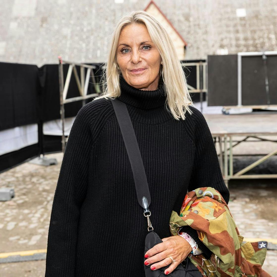 – Nu kan jeg heldigvis mærke mig selv. Hidtil har jeg ikke følt andet end den kæmpe sorg (...), siger Tine Høgh, 59, til SØNDAG.