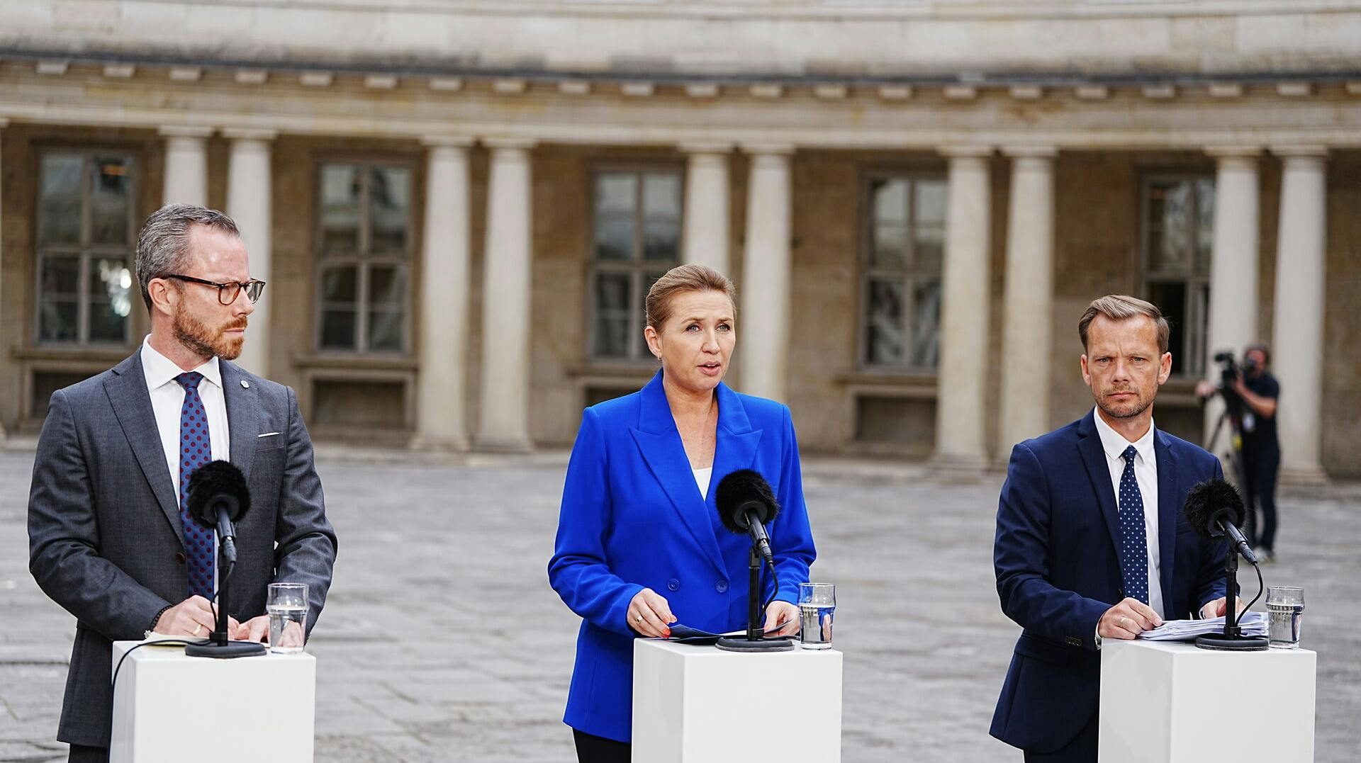 Peter Hummelgaard (th.) er bekymret over det billede, der er blevet tegnet af kulturen og adfærden i dansk politi.