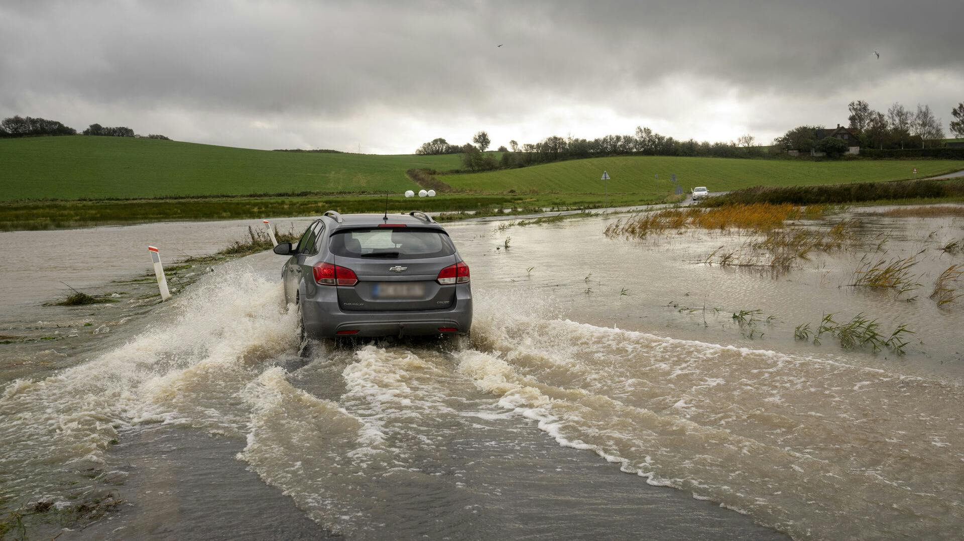 Masser af vand på kørerbanen kan gøre det besværligt at være bilist ved Rævs Å ved Assedrup onsdag den 25. oktober 2023.. (Foto: Bo Amstrup/Ritzau Scanpix)