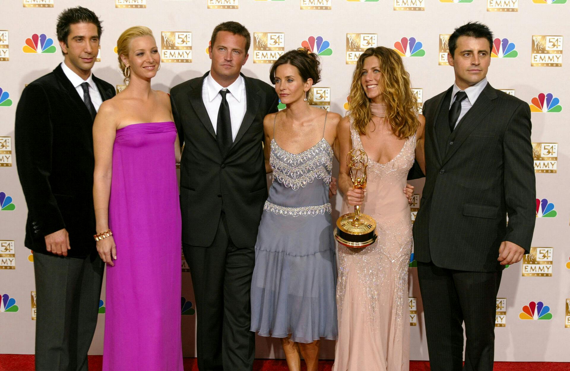 David Schwimmer, Lisa Kudrow, Matthew Perry, Courteney Cox Arquette, Jennifer Aniston and Matt LeBlanc of "Friends", appear in the photo room at the 54th annual Emmy Awards in Los Angeles, U.S., September 22, 2002. REUTERS/Mike Blake