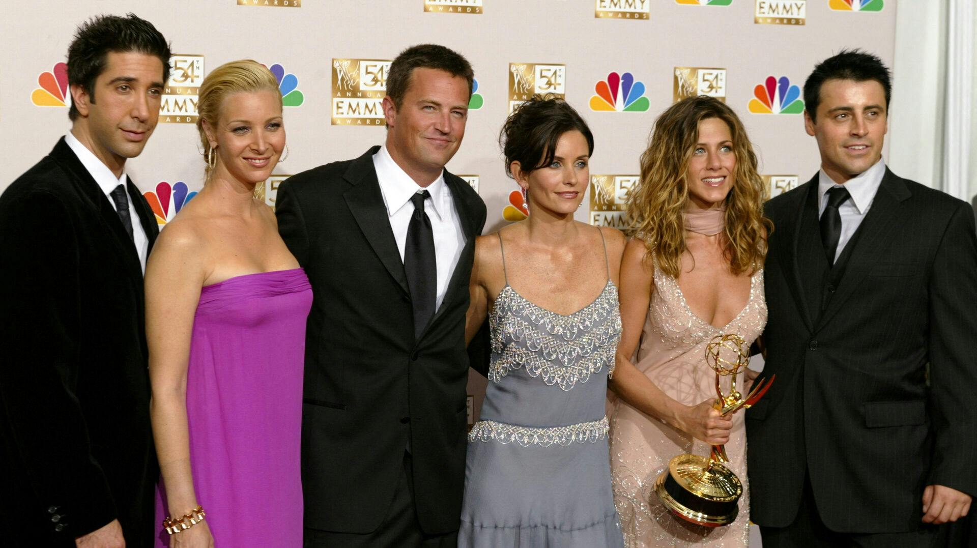 David Schwimmer, Lisa Kudrow, Matthew Perry, Courteney Cox Arquette, Jennifer Aniston and Matt LeBlanc of "Friends", appear in the photo room at the 54th annual Emmy Awards in Los Angeles, U.S., September 22, 2002. REUTERS/Mike Blake