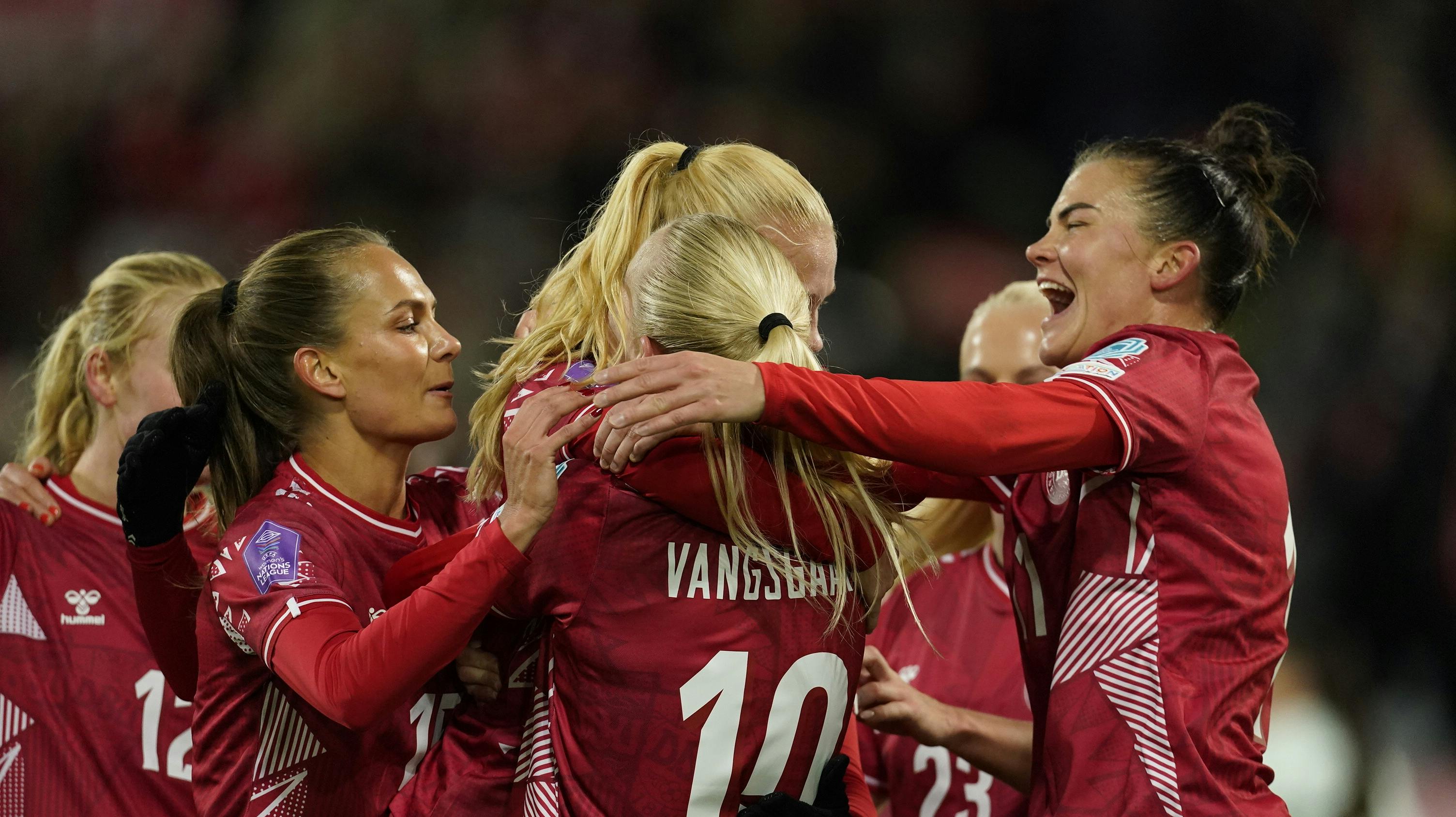 De danske kvinder jubler efter scoringen til 1-0.