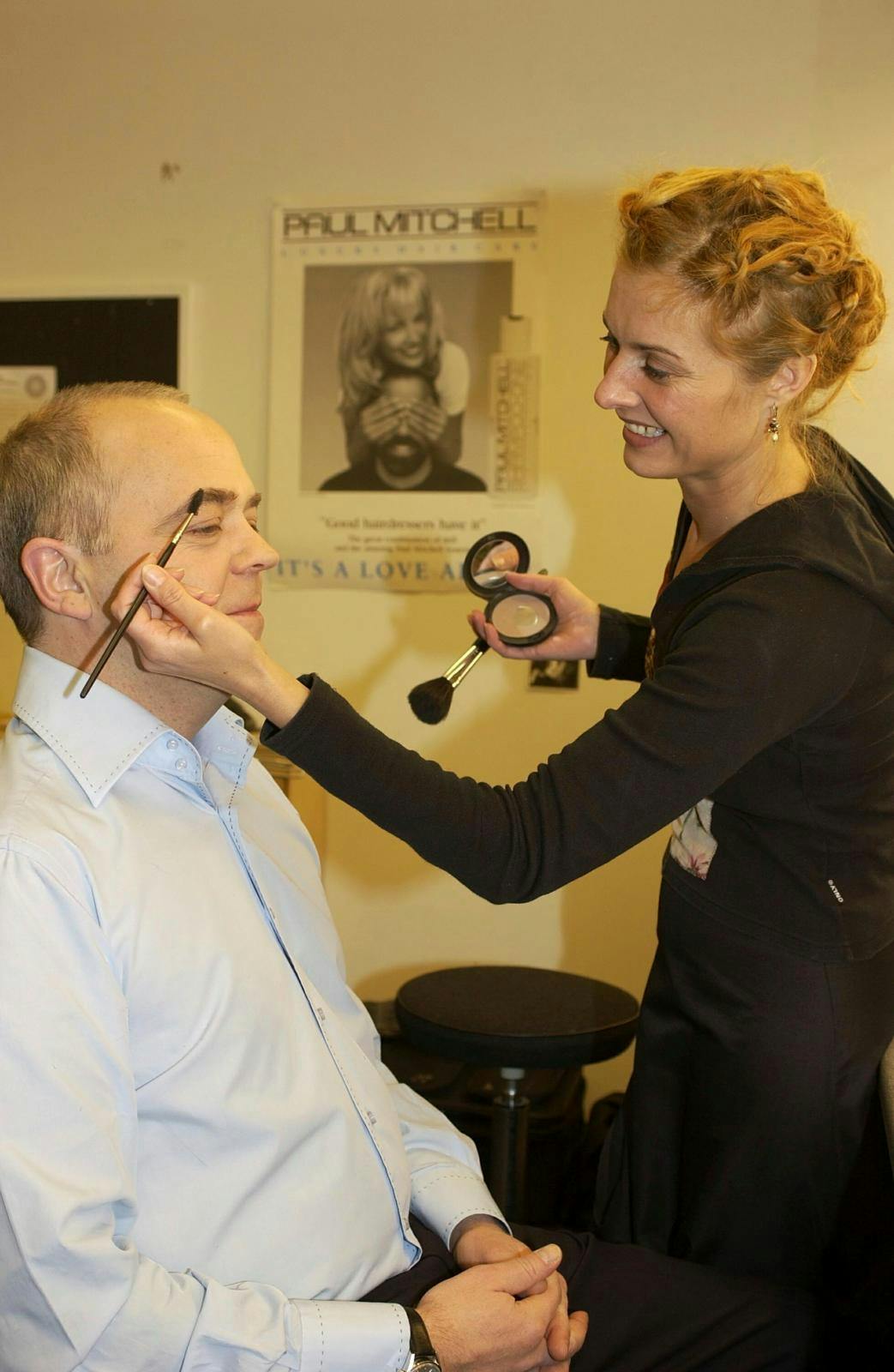 Parret har kendt hinanden i mange år gennem deres arbejde. Her gør Maise sin senere kæreste klar til kameraerne i 2003.