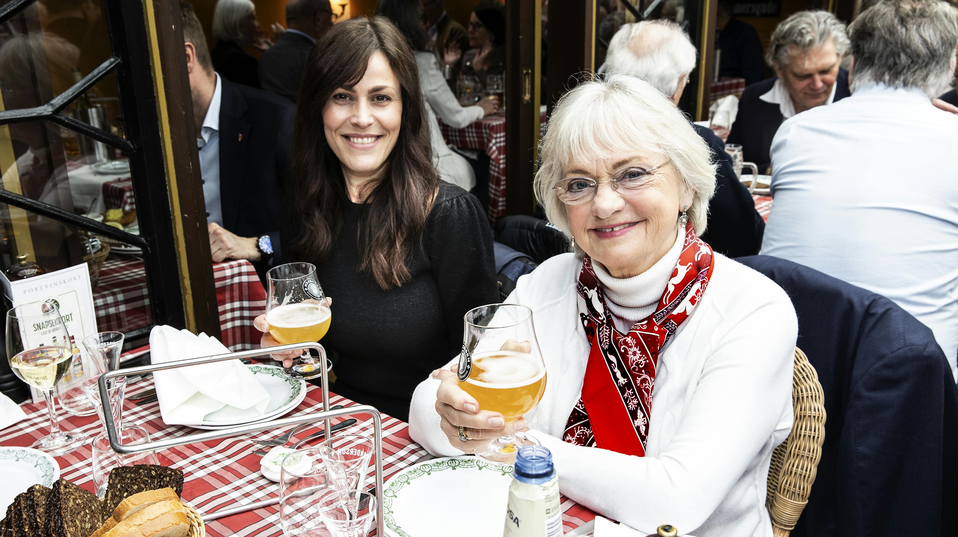 Mette Thiesen (tv.) meldte sig ind Dansk Folkeparti i februar 2023, hvor hun blev tæt kollega med Pia Kjærsgaard (th.).