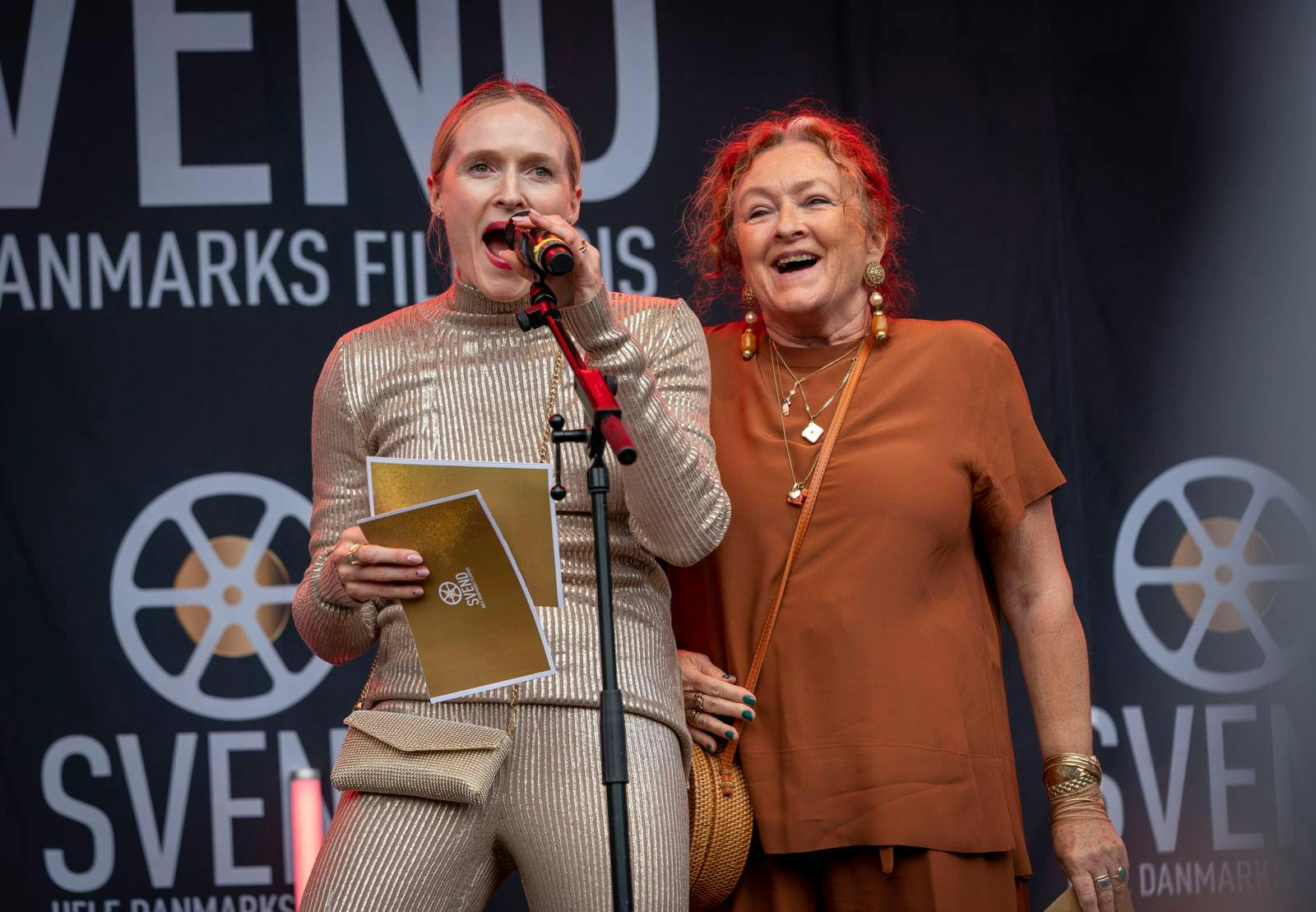 Mille og Kirsten Lehfeldt er utroligt tætte. Her ses de til Svend Prisen i august.