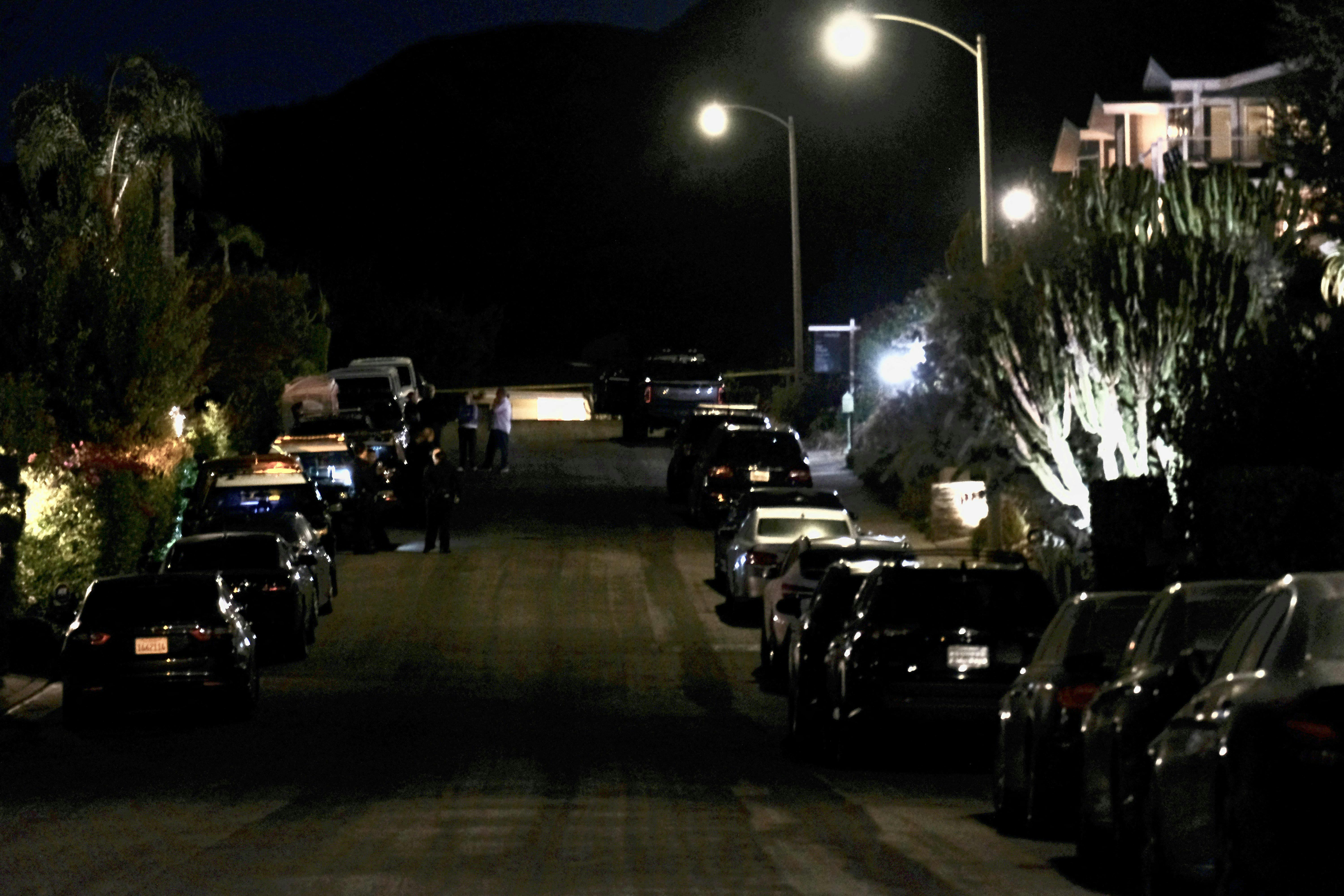 Politiet ude foran Matthew Perrys hjem i Pacific Palisades i Los Angeles. 