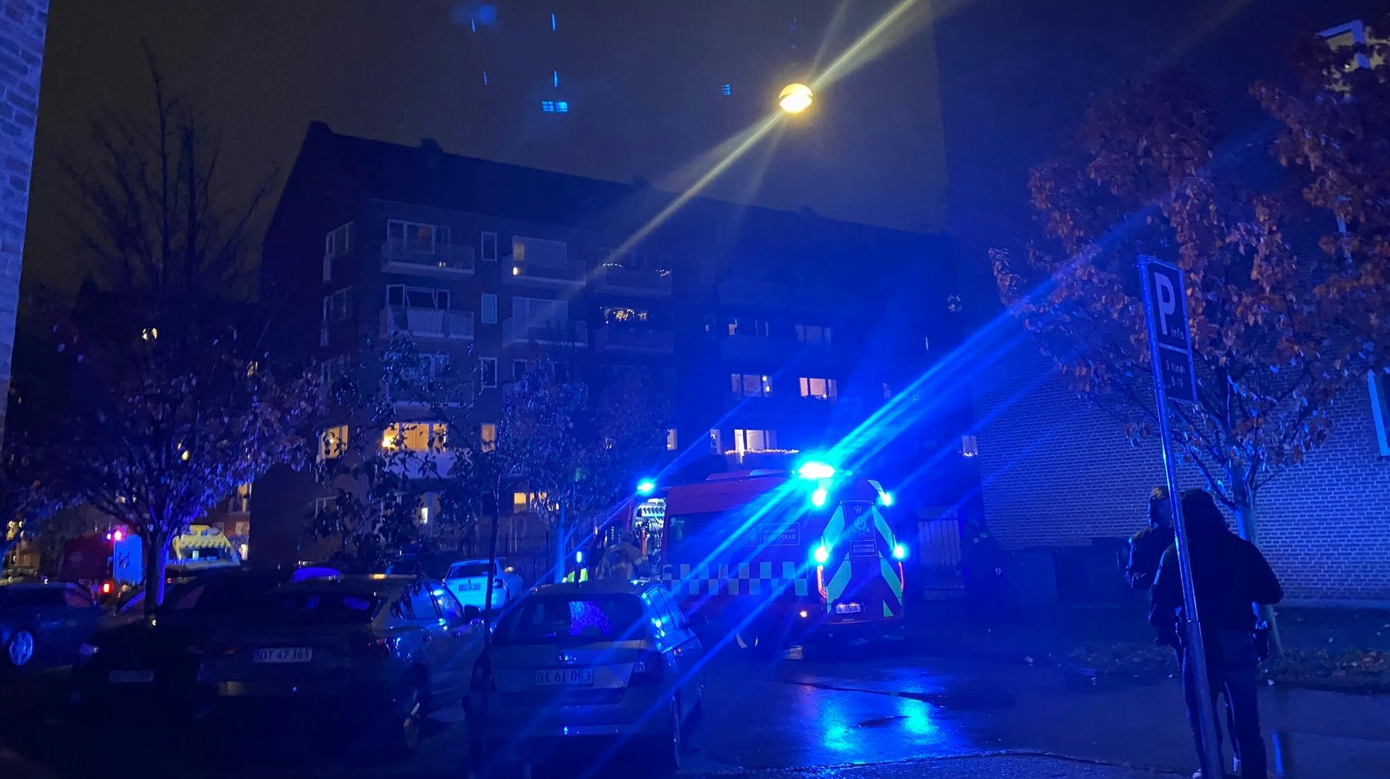 En ældre mand er død efter en brand på Amager onsdag aften.