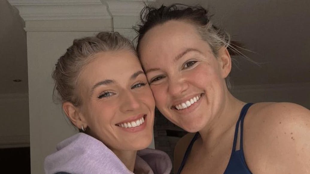 Der er god grund til, at Camilla og Julie kan smile over hele femøren. Nu er de nemlig blevet en familie på tre. 