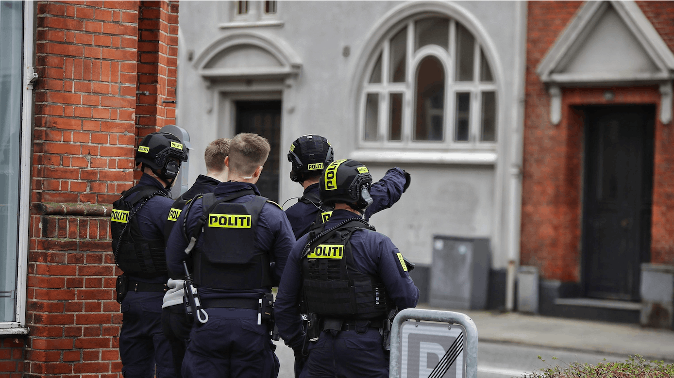 Politiet er onsdag formiddag massivt til stede i Esbjerg.