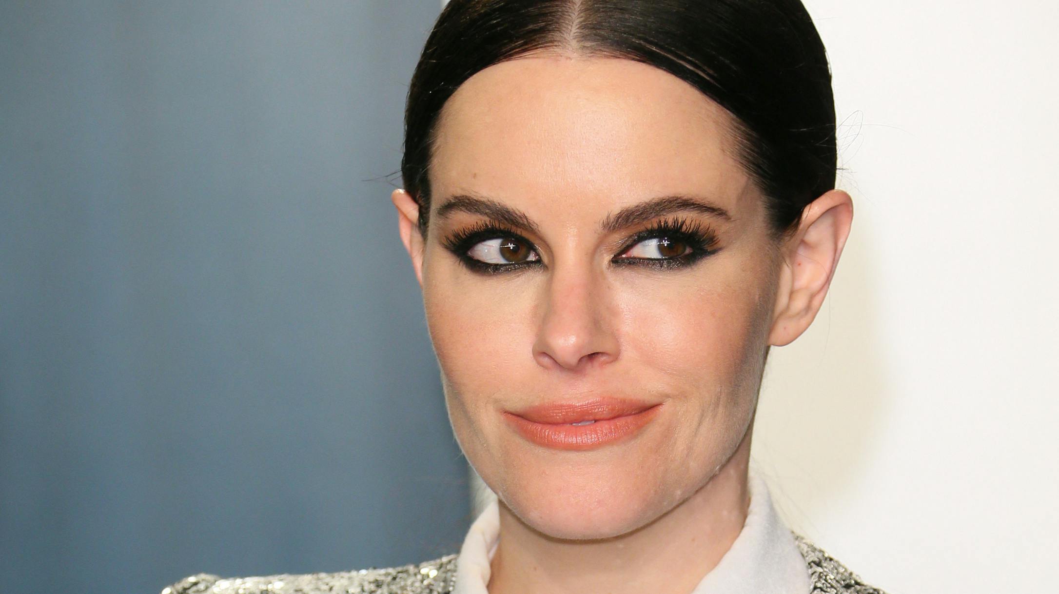 Emily Hampshire, 42, har været nødt til at undskylde for sit kostume 