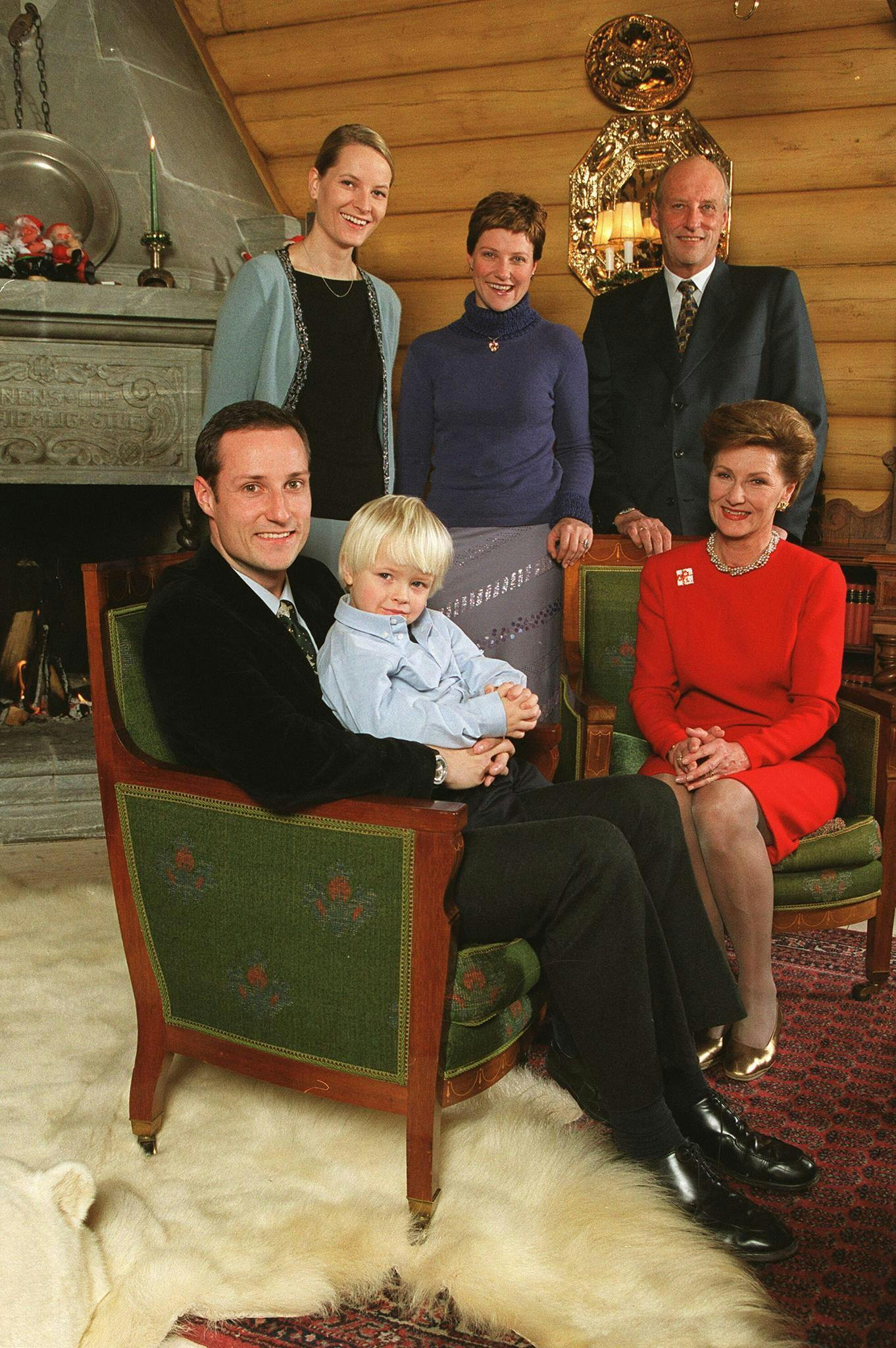 Norwegian Crown Prince Haakon, Marius, (three and a half), son of Haakon's fiancee Mette-Marit Tjessem Hoiby (back left), Princess Maertha Louise, King Harald, and Queen Sonja (foreground right) during a Christmas photo session, 21 December 2000 in Oslo.  ERIK JOHANSEN / SCANPIX / AFP