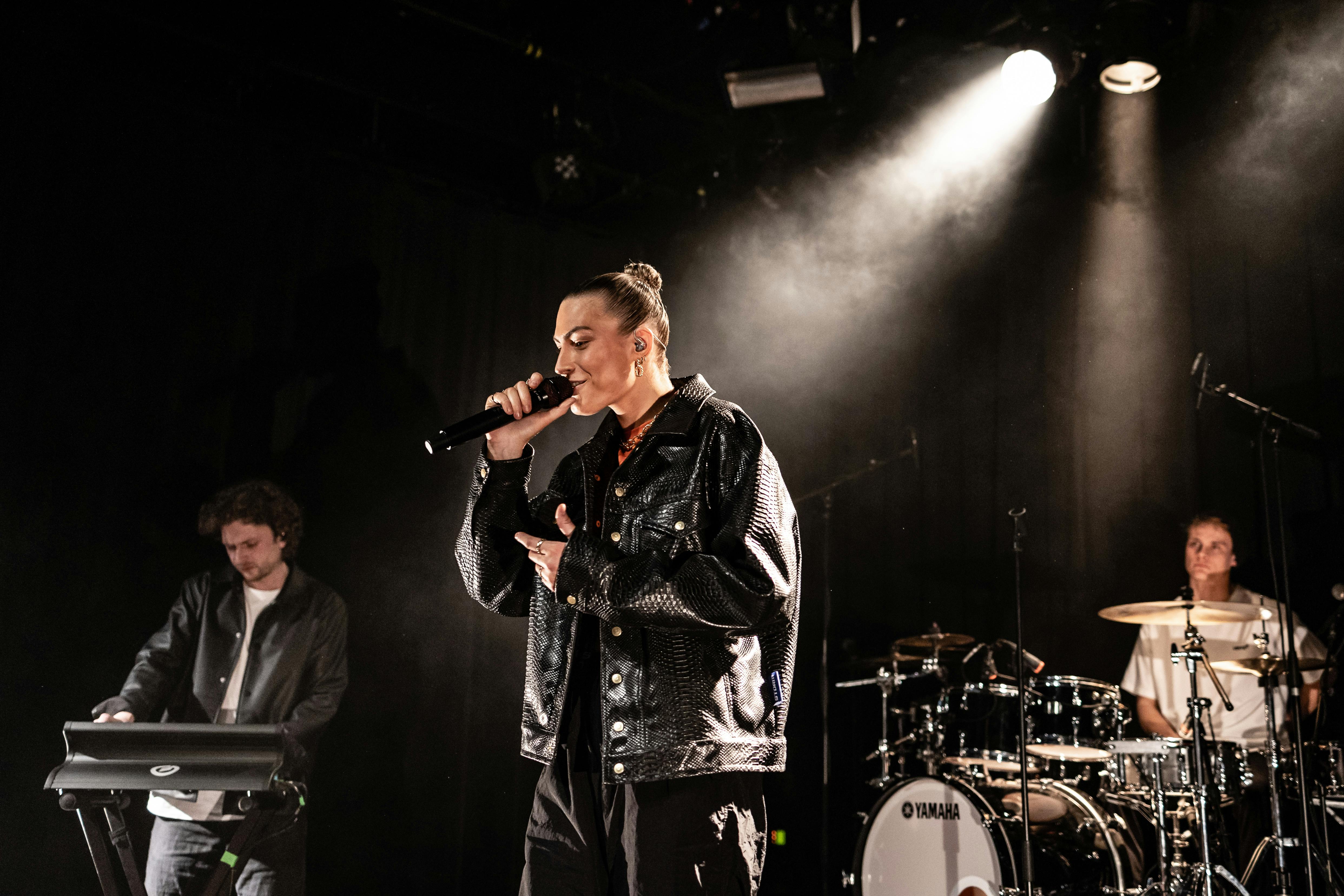 Den danske sangerinde Svea S spiller koncert på spillestedet Hotel Cecil i København, d. 3/3 2023.