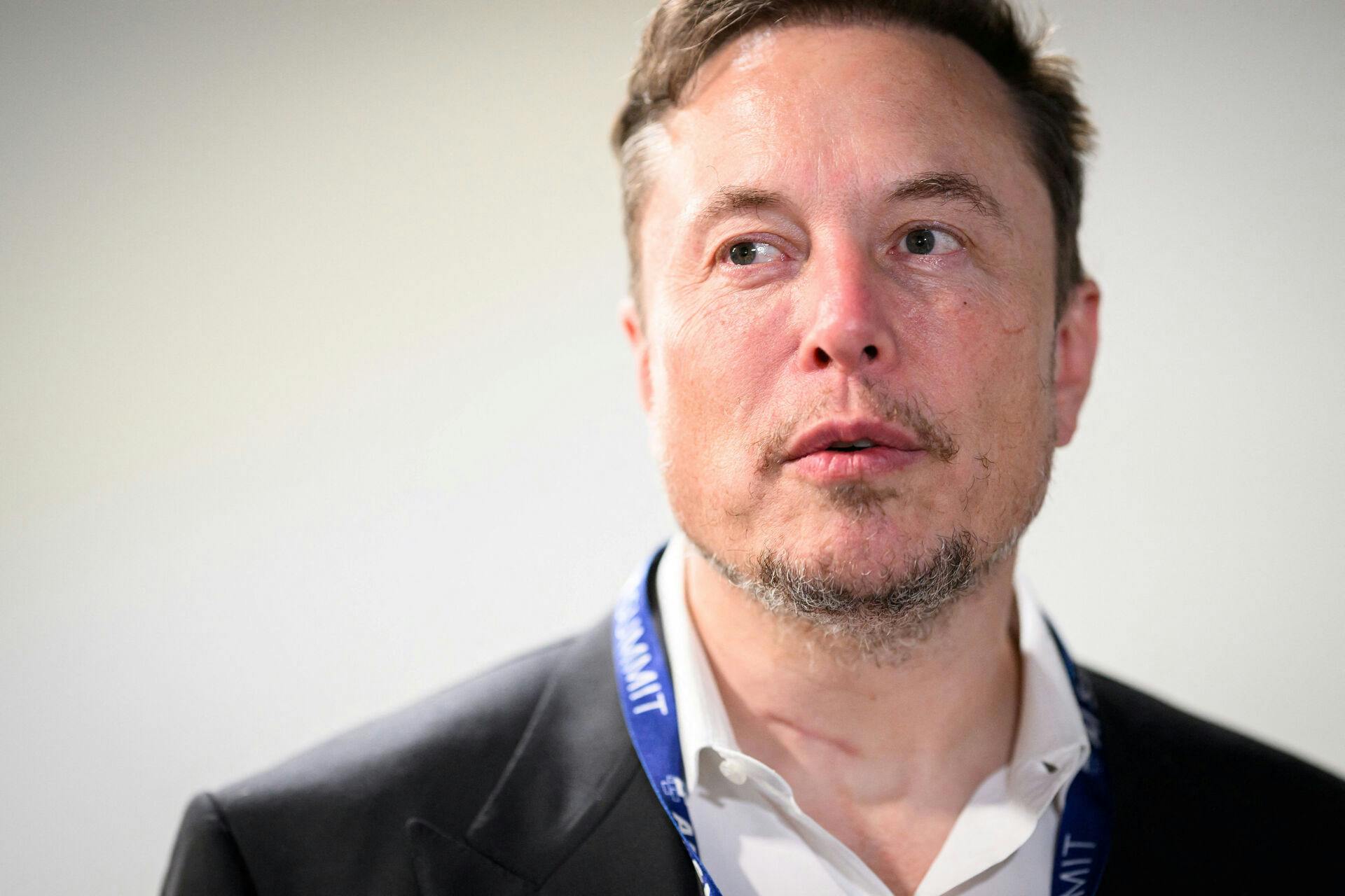 Elon Musk er 52 år gammel og har en formue på cirka 209,6 milliarder dollar. Det svarer til 1.471.507.101.285 danske kroner. 