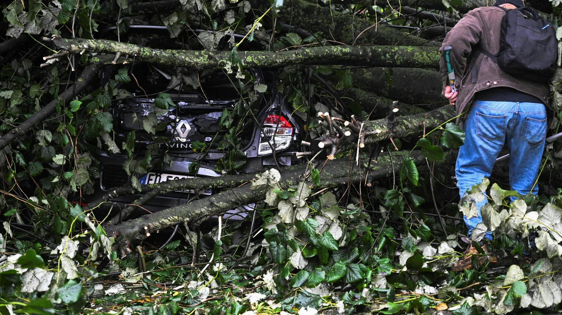 Stormen Ciarán har natten til torsdag ramt det nordlige Frankrig med en vindstyrke på næsten 200 kilometer i timen. En lastbilchauffør er død og omkring 1,2 millioner hjem er uden elektricitet, skriver AFP.