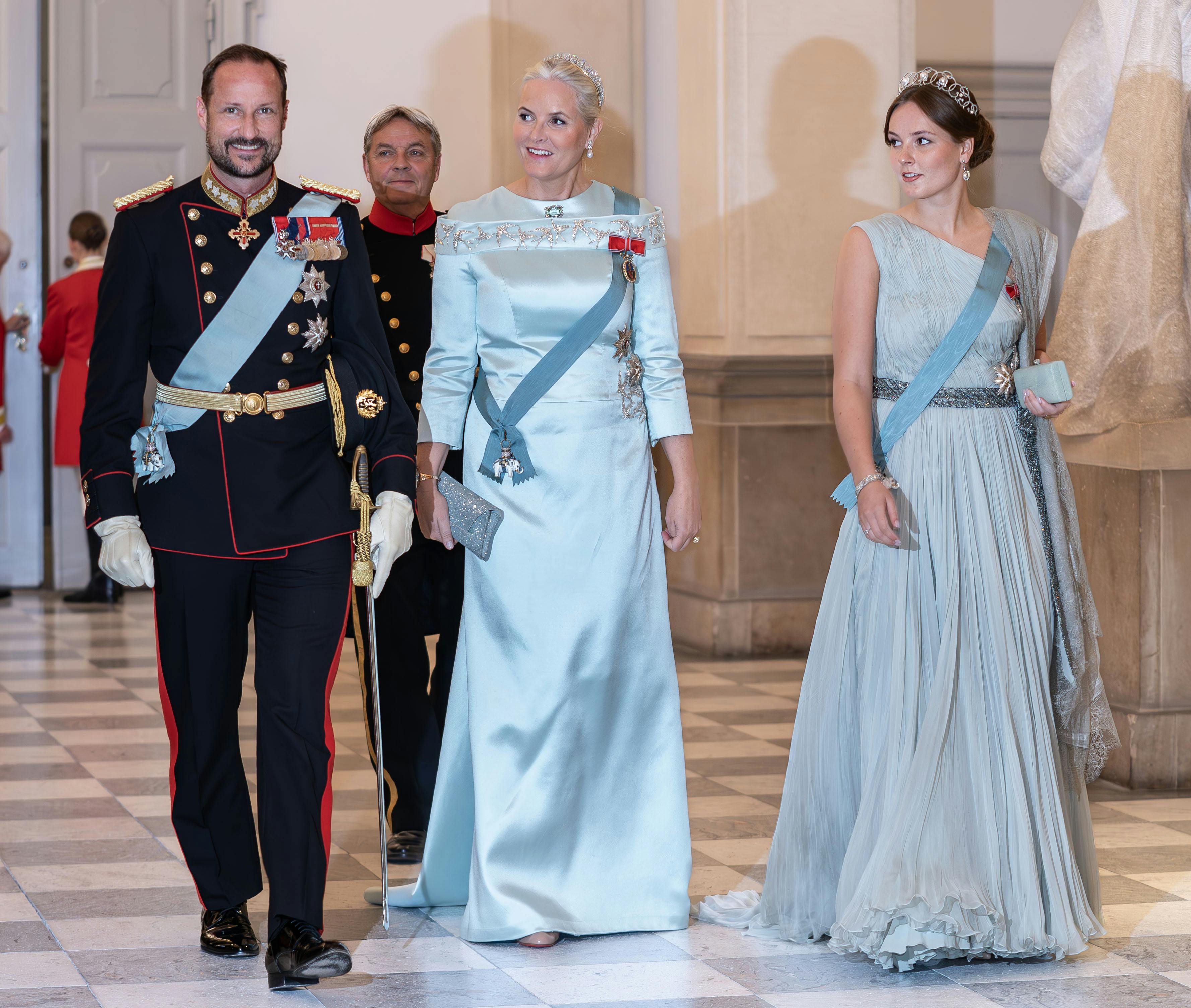 Kronprins Haakon af Norge, kronprinsesse Mette-Marit og prinsesse Ingrid Alexandra af Norge. Familien ankom sammen til prins Christians 18-års fødselsdag.
