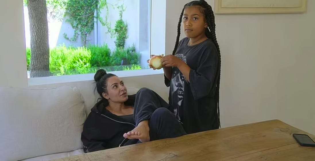 "Skal du ikke have en bid, mor?", spørger North West sin kendte mor.