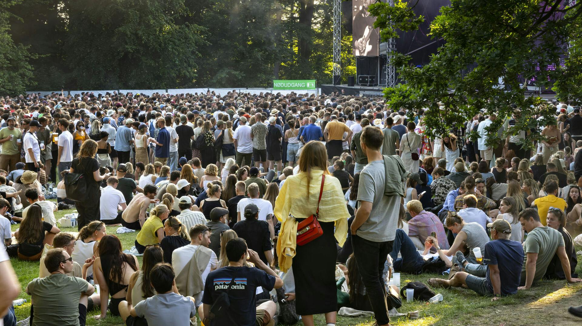 Stemning, glade festivalgæster på festivalpladsen torsdag d. 8. juni 2023 under musikfestivalen Syd for Solen i Søndermarken på Frederiksberg. (Foto: Torben Christensen/Ritzau Scanpix)
