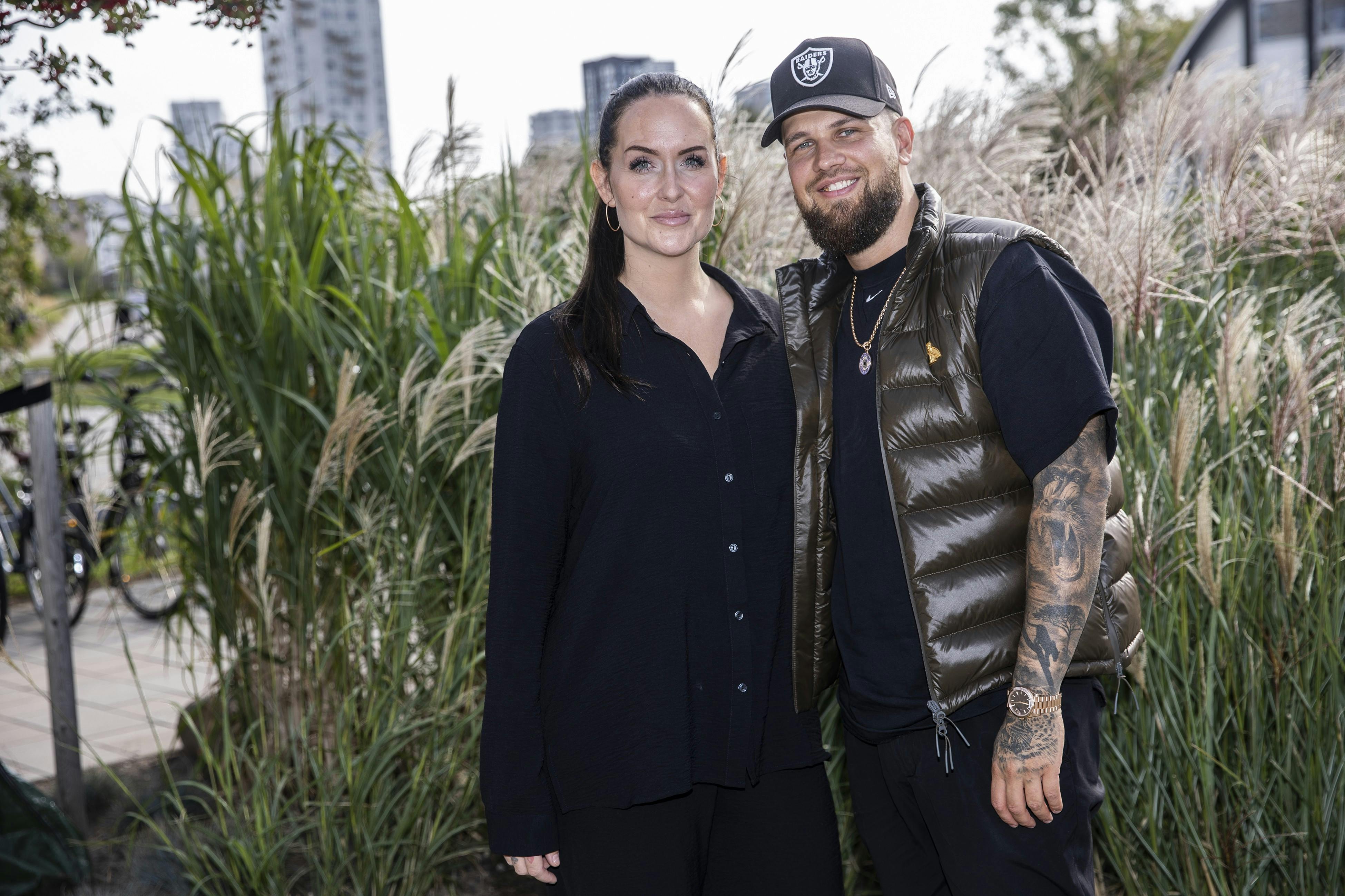 Lige nu kan man følge parret, mens de gennemrenoverer deres hus i "Langt fra Bryggen". 