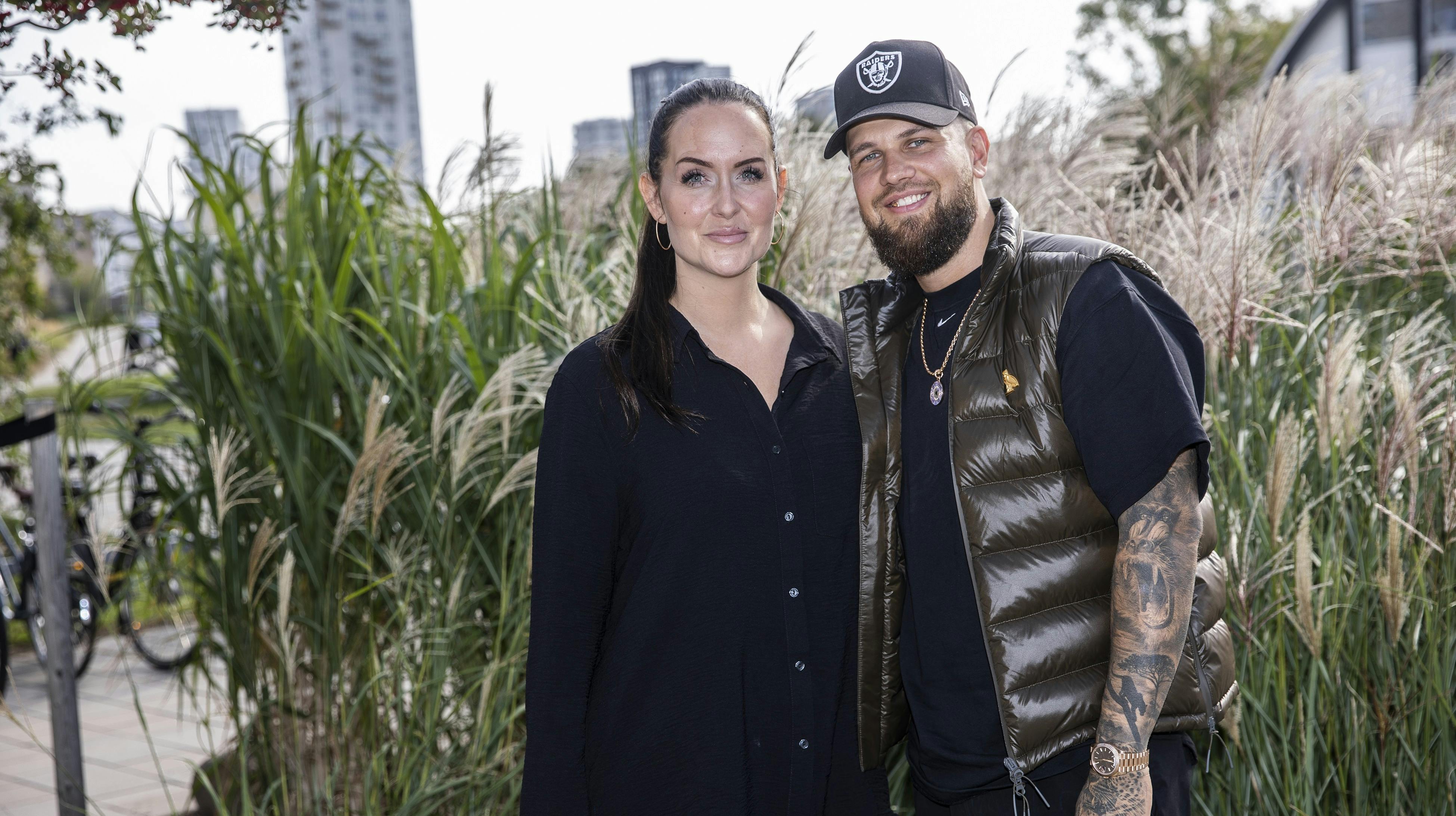 Lige nu kan man følge parret, mens de gennemrenoverer deres hus i "Langt fra Bryggen".