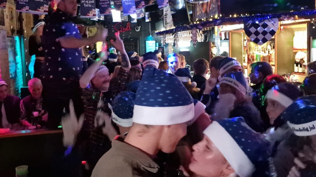 Sneen daler, og alkoholen flyder, i hele landet. Her er det et billede fra København.