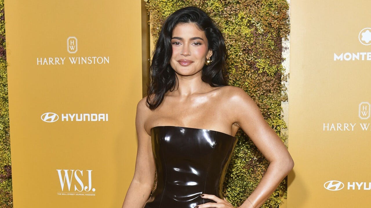 Kylie Jenner har forretningssans som ingen anden. Og så skader det selvfølgelig heller ikke, at hun er vokset op i rampelyset i en af verdens mest eksponerede familier. 