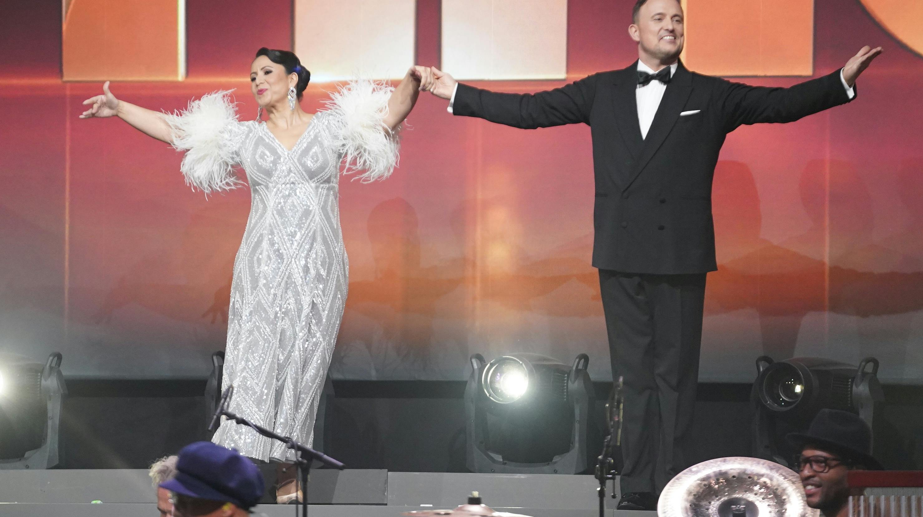 Thomas Evers Poulsen og Özlem Cekic gik fredag direkte videre i "Vild med dans" til fleres overraskelse. Derhjemme så Thomas' far med, som danseren for nyligt fortalte, havde fået konstateret uhelbredelig leverkræft.