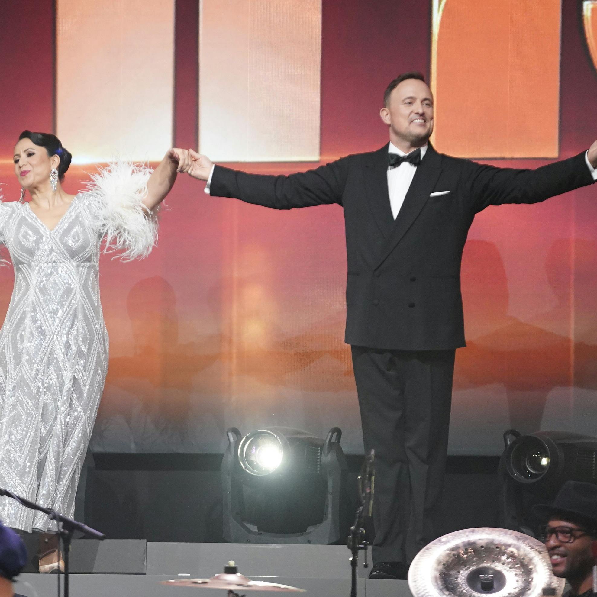 Thomas Evers Poulsen og Özlem Cekic gik fredag direkte videre i "Vild med dans" til fleres overraskelse. Derhjemme så Thomas' far med, som danseren for nyligt fortalte, havde fået konstateret uhelbredelig leverkræft.