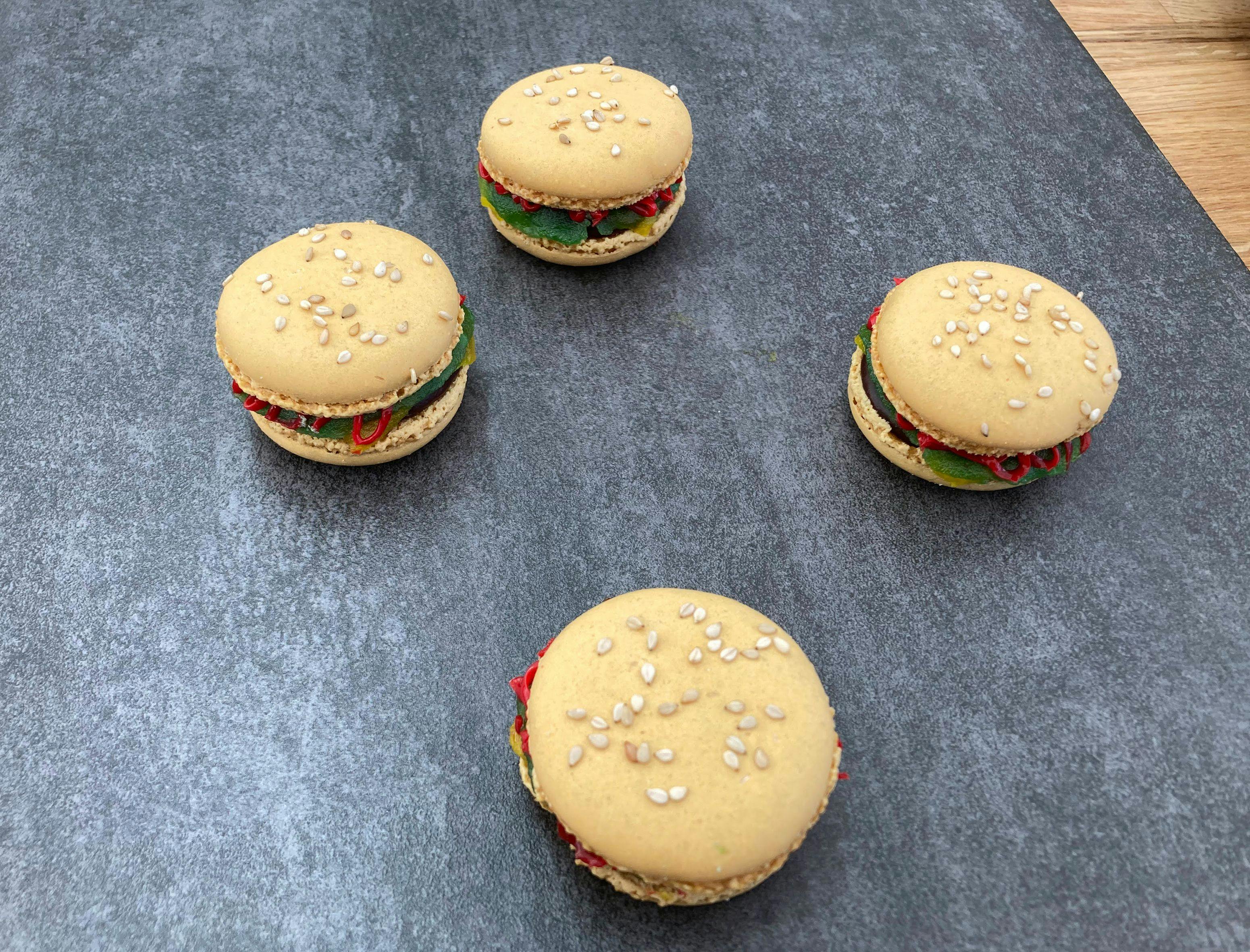 Disse burger-macarons var også en del af den hemmelige udfordring. 