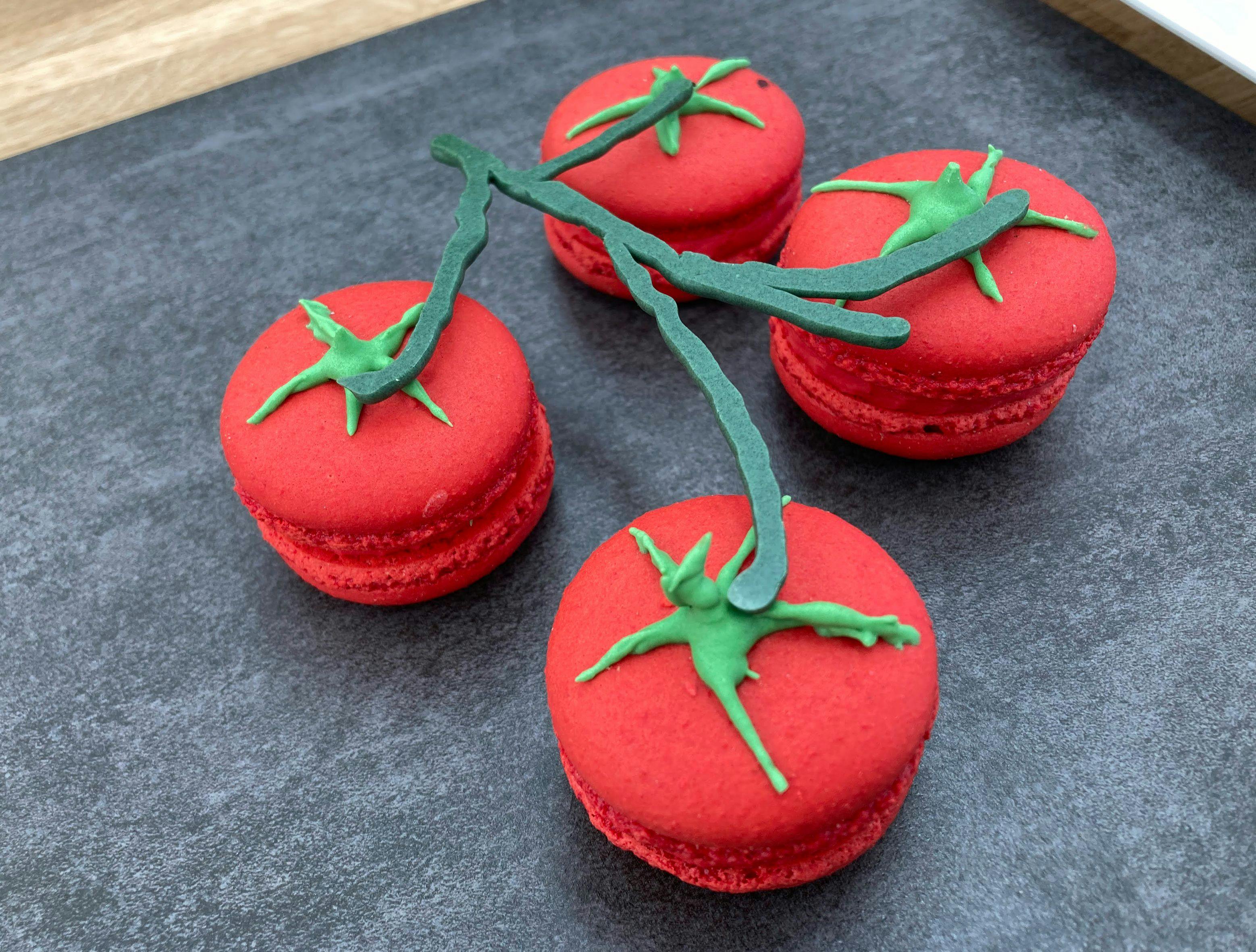 Det er blandt andet disse tomat-macarons, som Anelise udviklede til den hemmelige udfordring. 