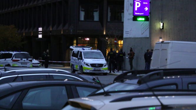Den 37-årige blev skudt på klos hold sent på eftermiddagen ved Vesterport Station. 
