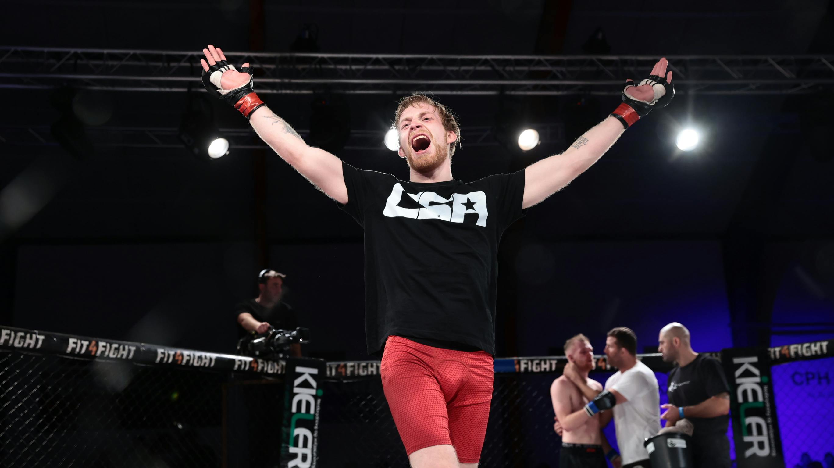 Jon Palm fejrer sejren over Oskar Vind.