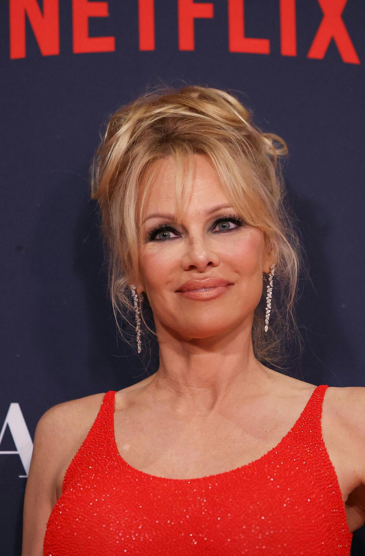 Pamela Anderson med det look, de fleste nok kender bedst.