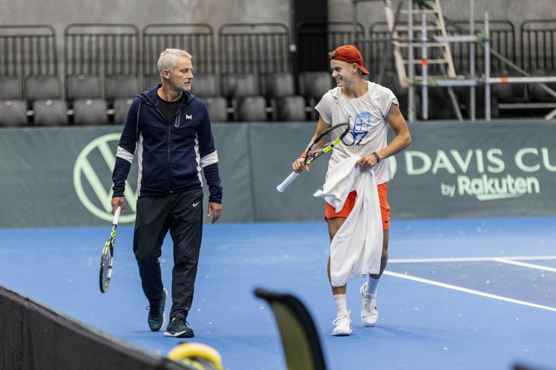 Den danske tennisstjerne Holger Rune træner i Royal Stage arena i Hillerød onsdag den 1. februar 2023. Danmark skal spille Davis Cup-kamp mod Indien. Her sammen med sin træner Lars Christensen.. (Foto: Nikolai Linares/Ritzau Scanpix)