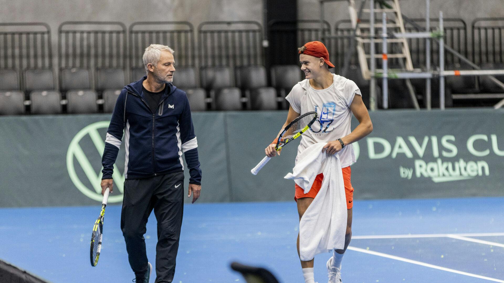Den danske tennisstjerne Holger Rune træner i Royal Stage arena i Hillerød onsdag den 1. februar 2023. Danmark skal spille Davis Cup-kamp mod Indien. Her sammen med sin træner Lars Christensen.. (Foto: Nikolai Linares/Ritzau Scanpix)