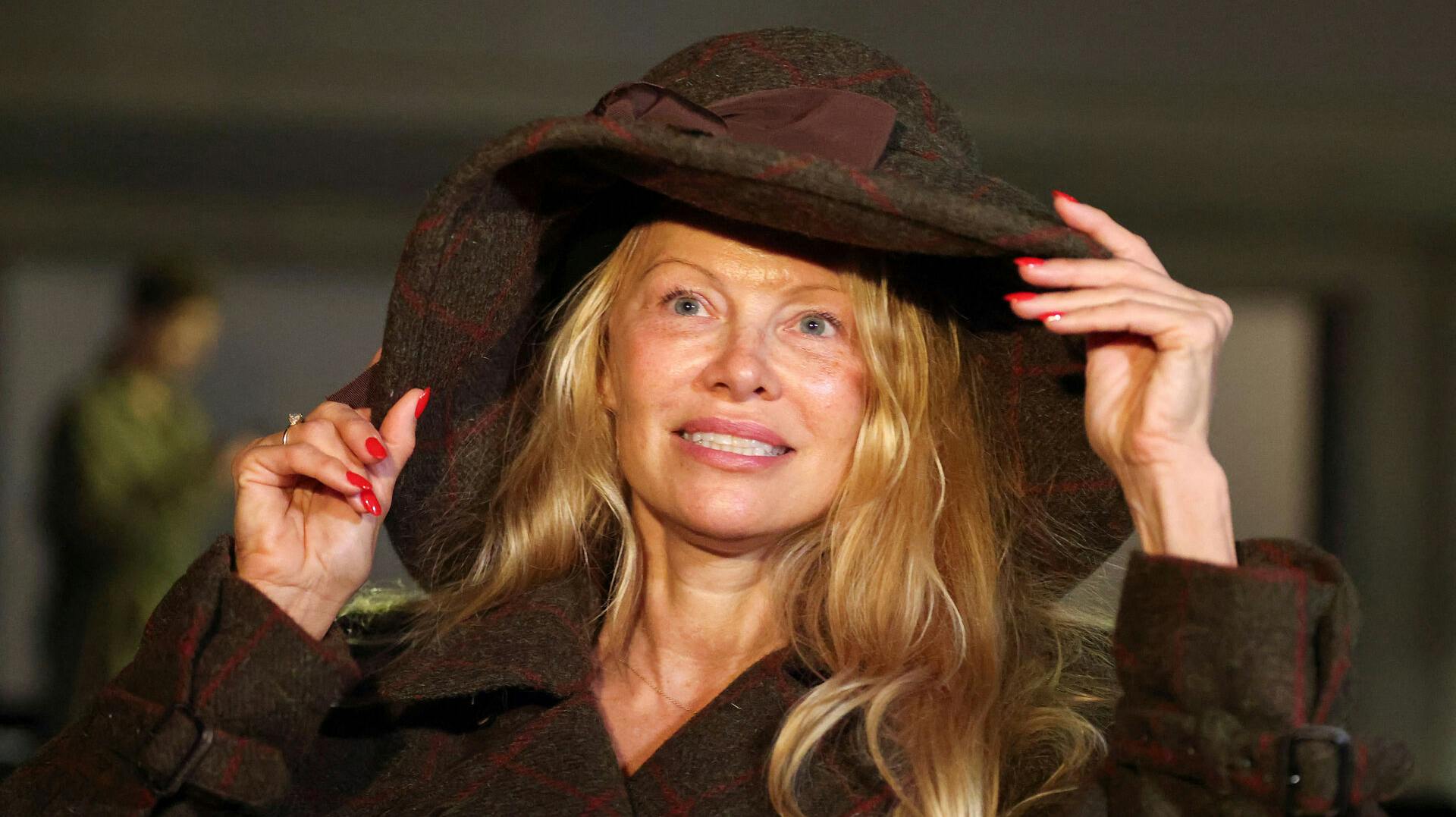 Pamela Anderson overraskede, da hun dukkede op til modeugen uden makeup.