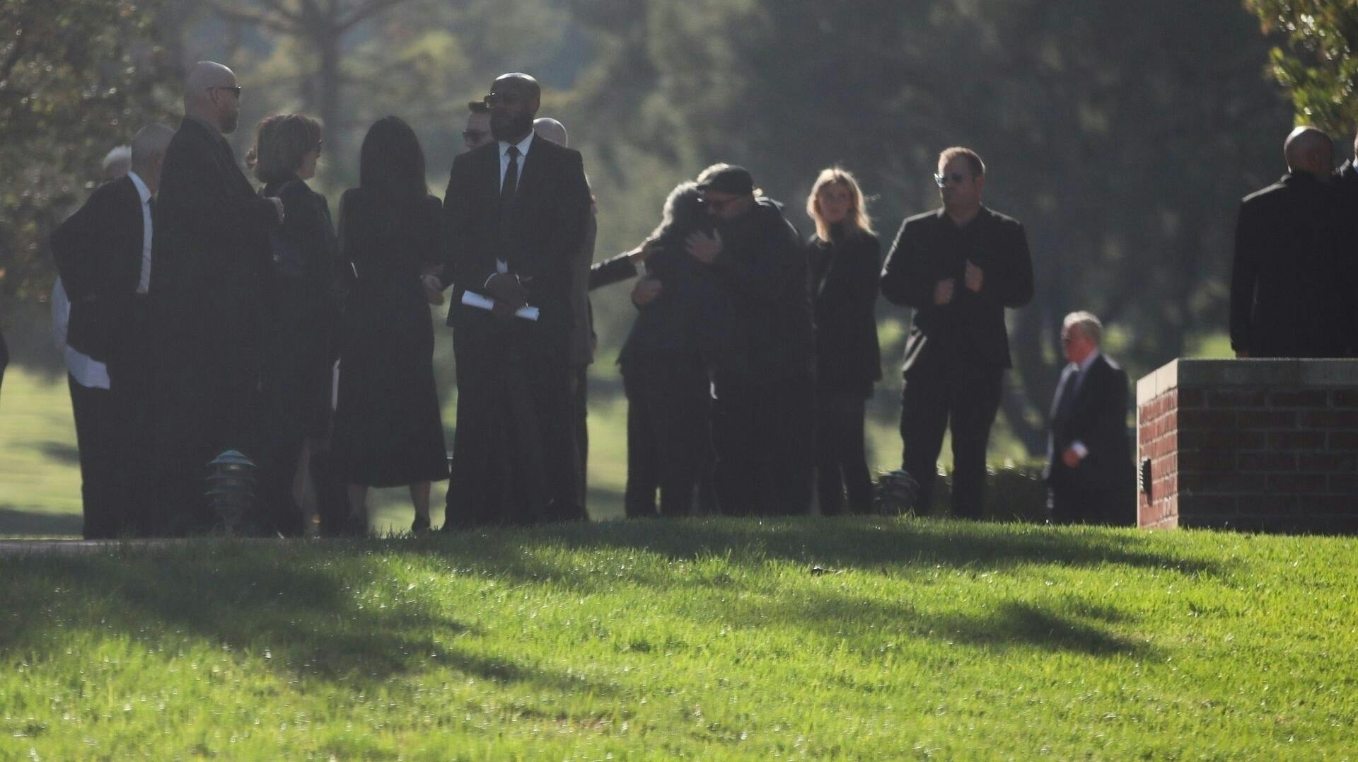 Courteney Cox og Jennifer Aniston var blandt andet til begravelsen.