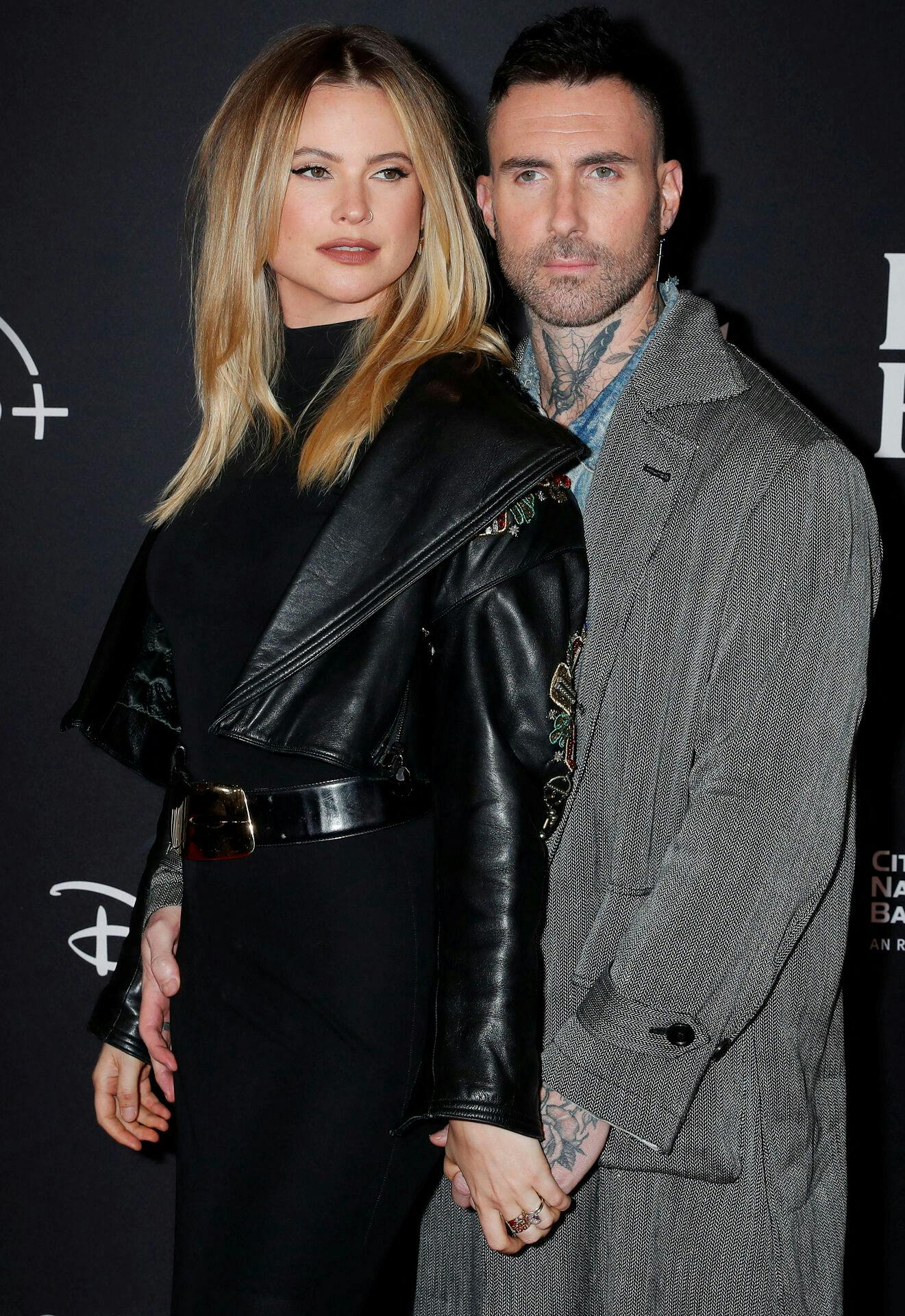 Selvom en større utroskabsskandale rullede tidligere på året, så lader det til, at Behati Prinsloo og Adam Levine har fundet melodien igen. De var i hvert fald hånd i hånd, da de fredag 3. november dukkede op på den røde løber i New York.