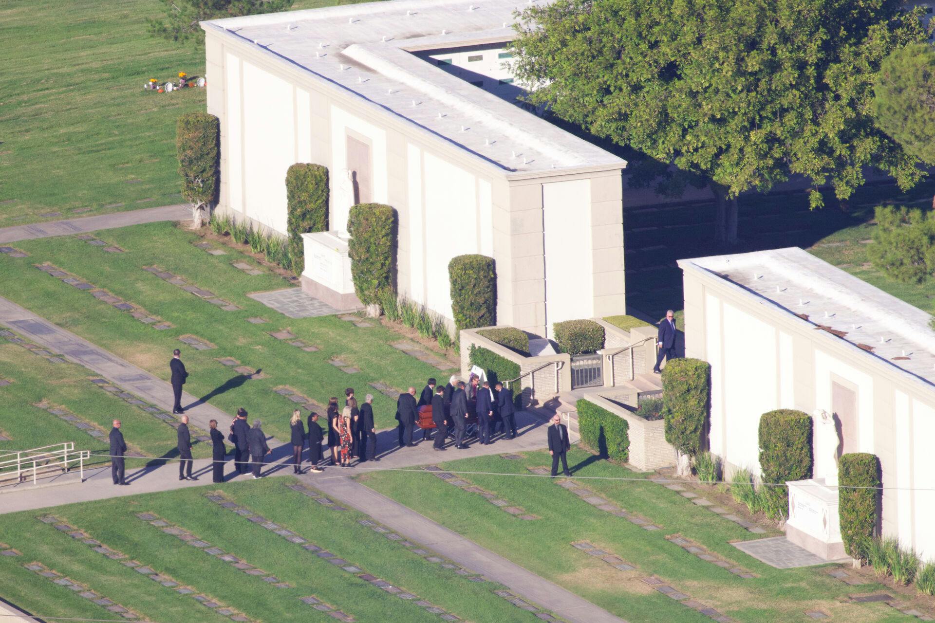 Begravelsen fandt sted i Forest Lawn Memorial Park i Los Angeles.